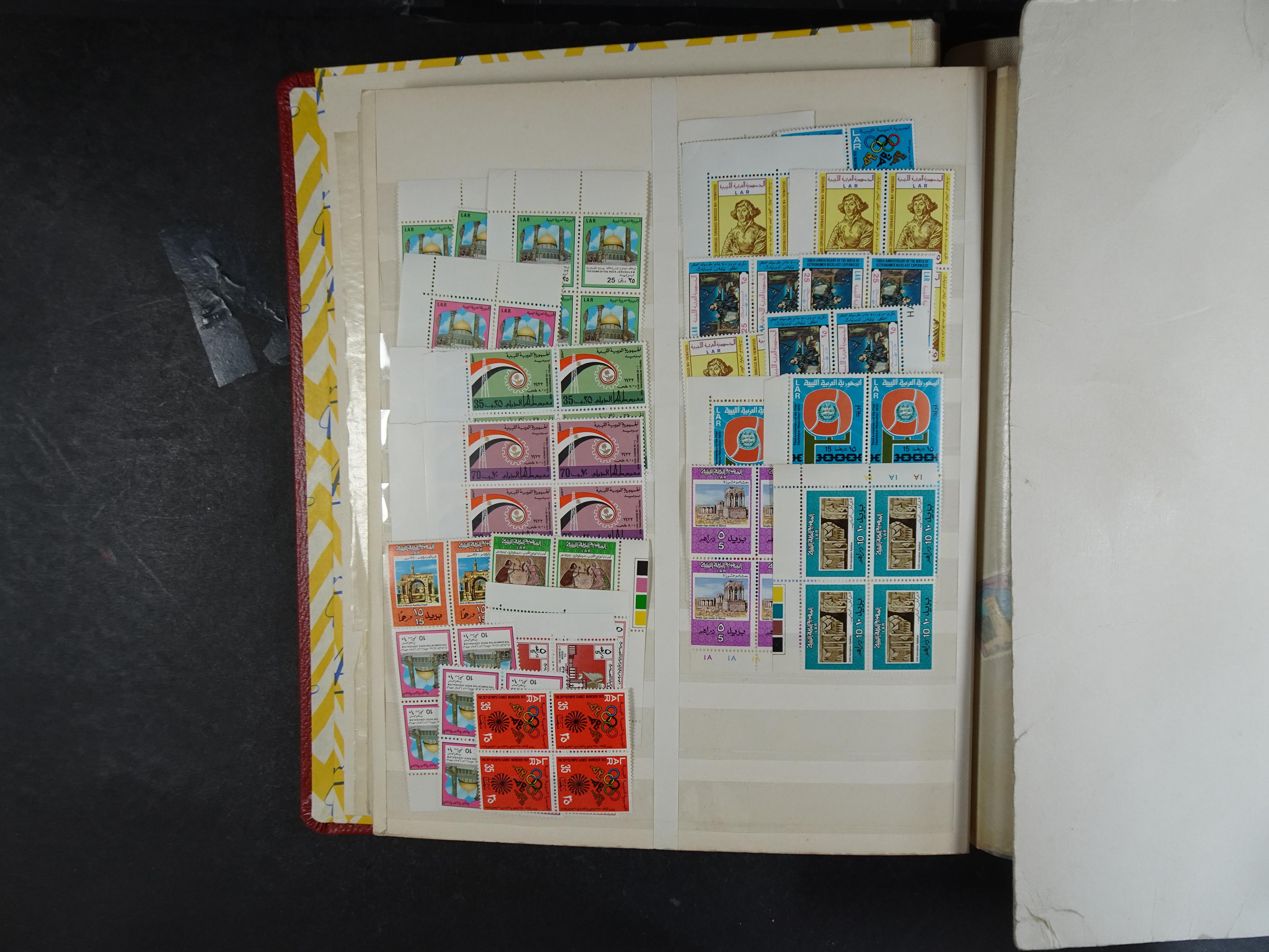 Voorraad boek met prachtig postfris materiaal waar onder complete betere series. Niet vaak aangeboden. 6