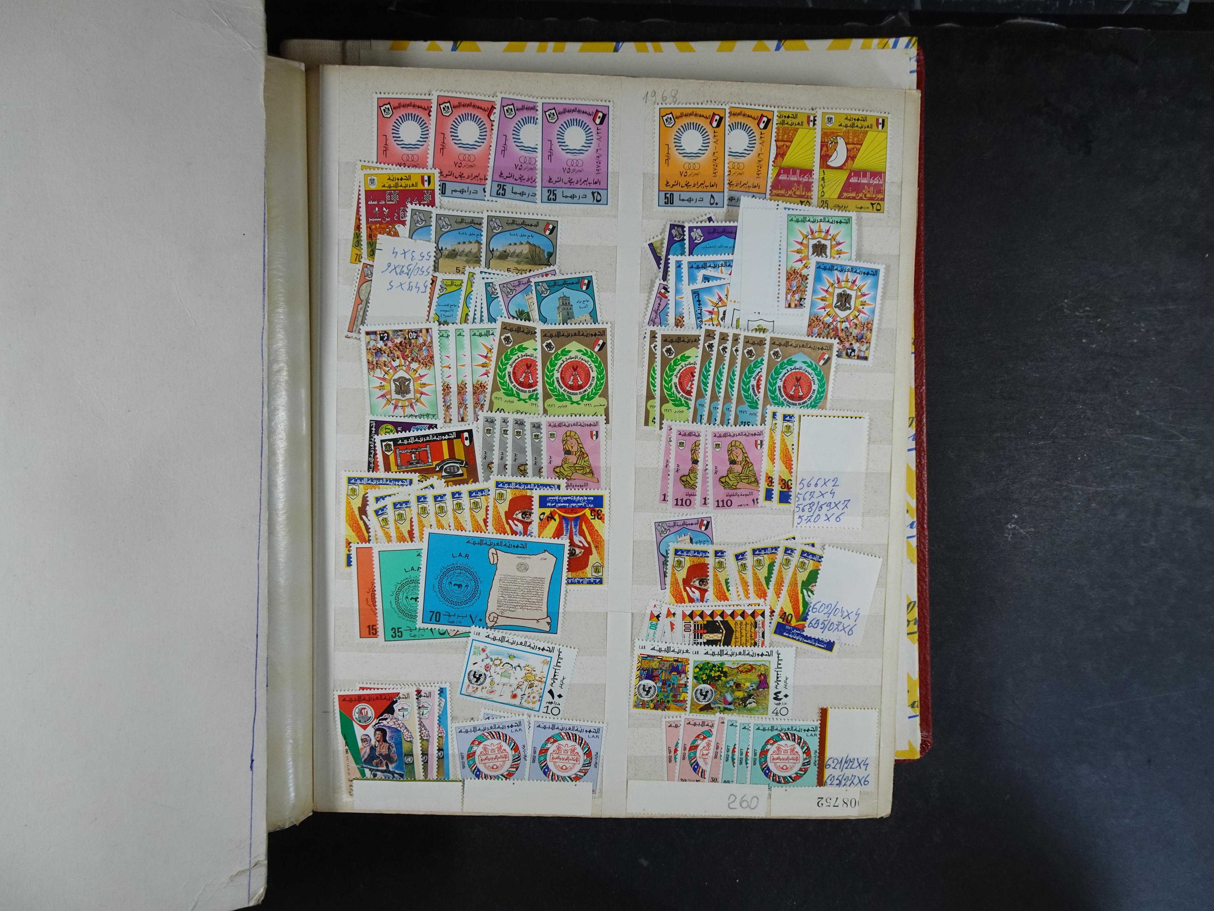 Voorraad boek met prachtig postfris materiaal waar onder complete betere series. Niet vaak aangeboden. 7