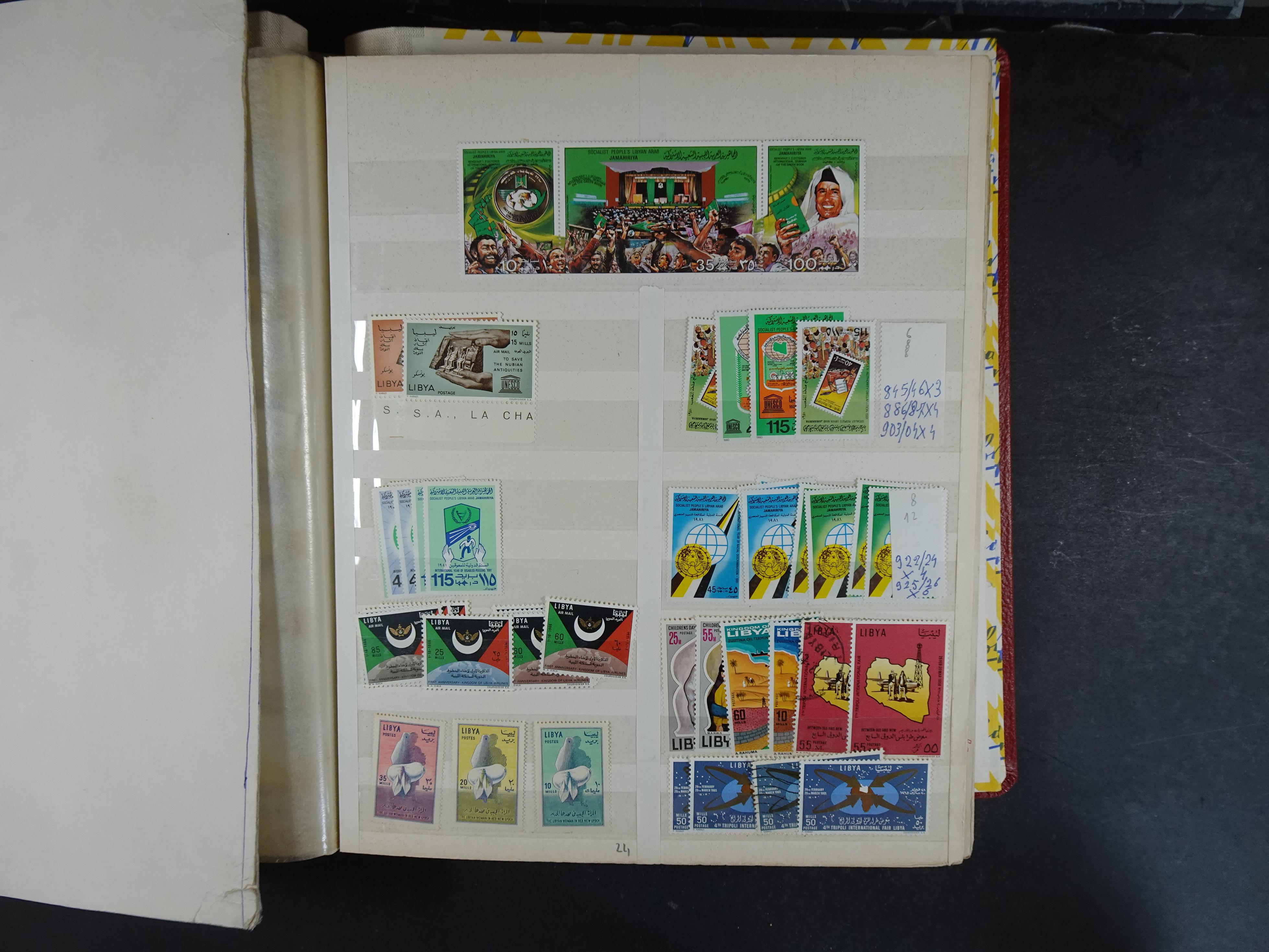 Voorraad boek met prachtig postfris materiaal waar onder complete betere series. Niet vaak aangeboden. 9