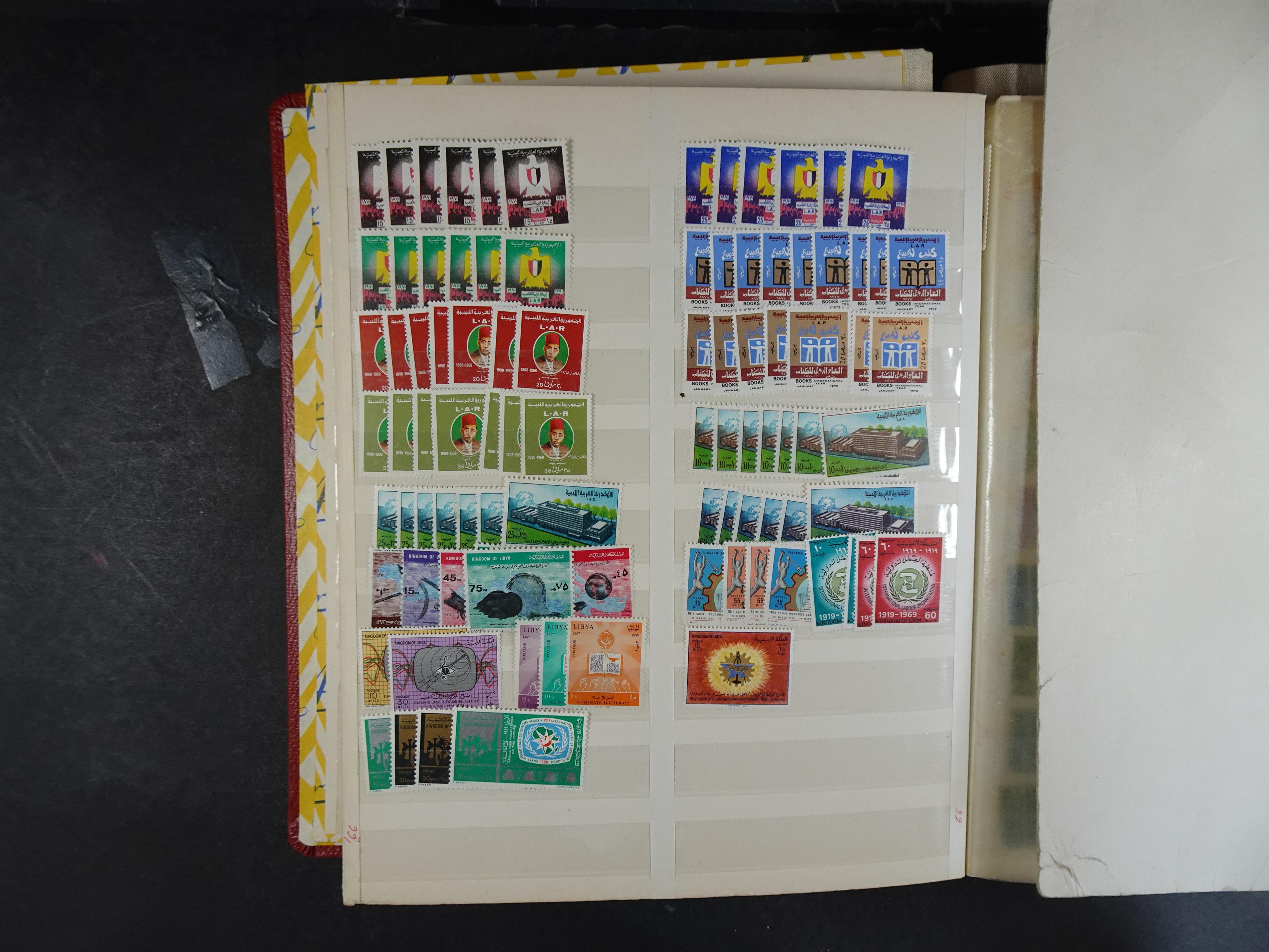 Voorraad boek met prachtig postfris materiaal waar onder complete betere series. Niet vaak aangeboden. 10