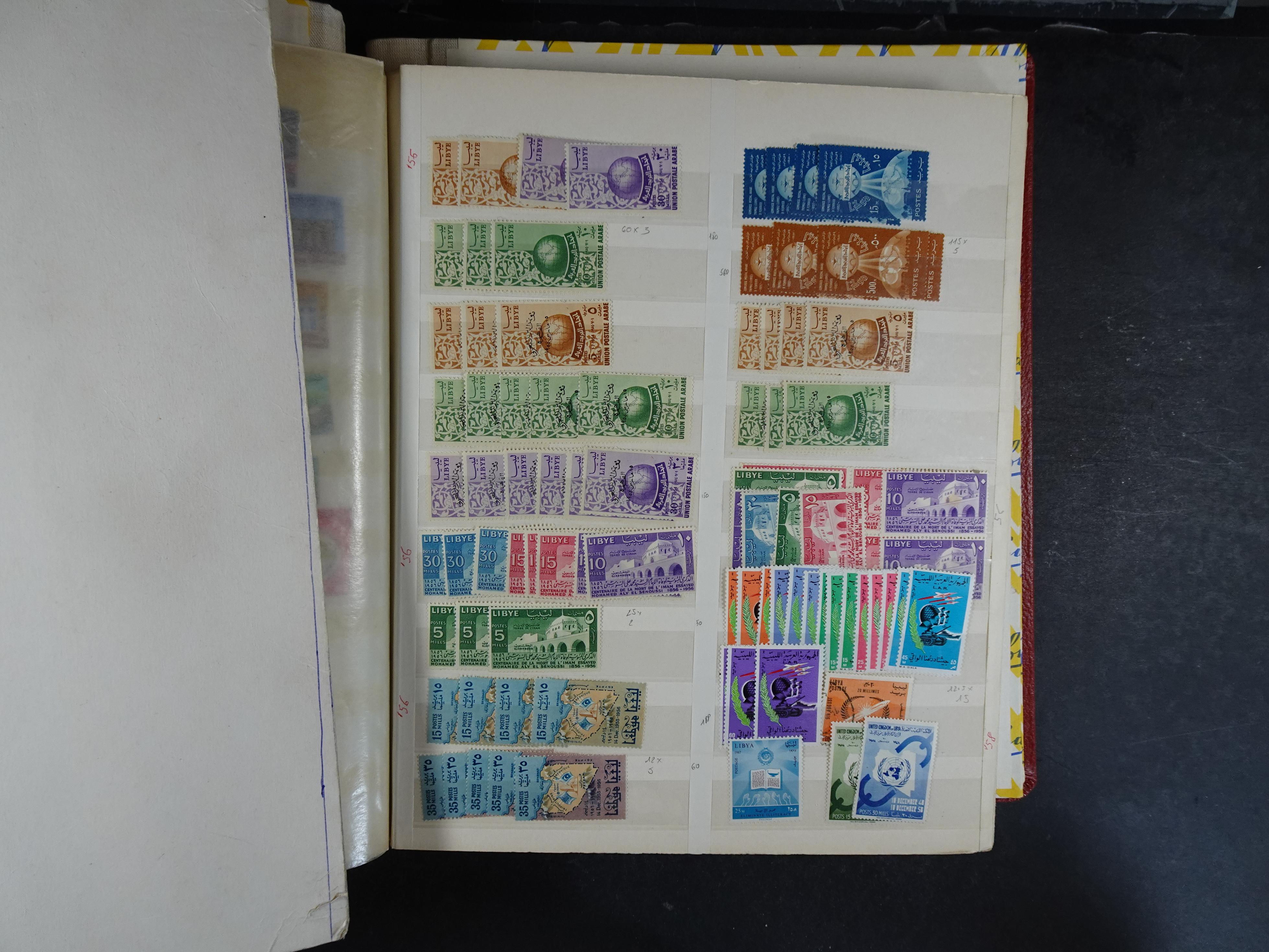 Voorraad boek met prachtig postfris materiaal waar onder complete betere series. Niet vaak aangeboden. 11