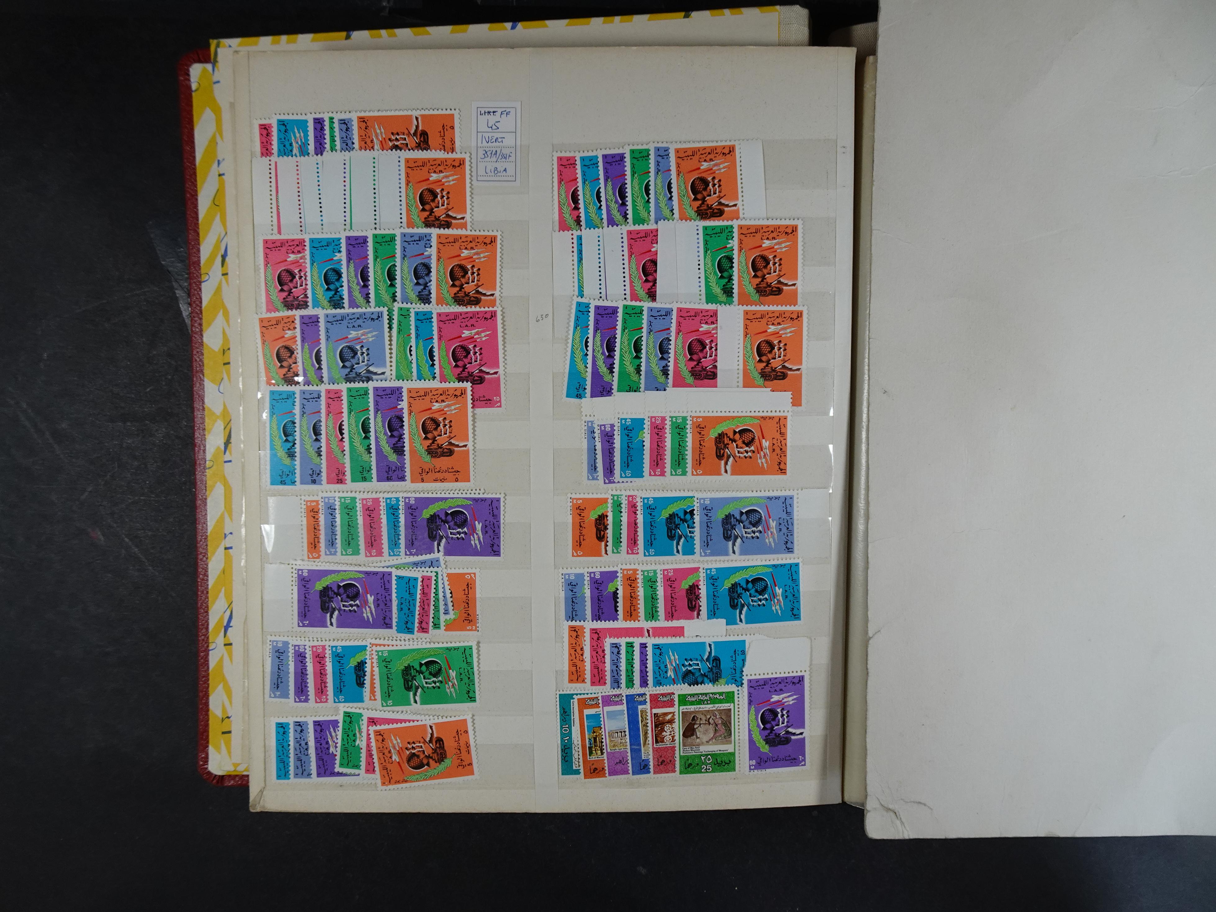 Voorraad boek met prachtig postfris materiaal waar onder complete betere series. Niet vaak aangeboden. 12