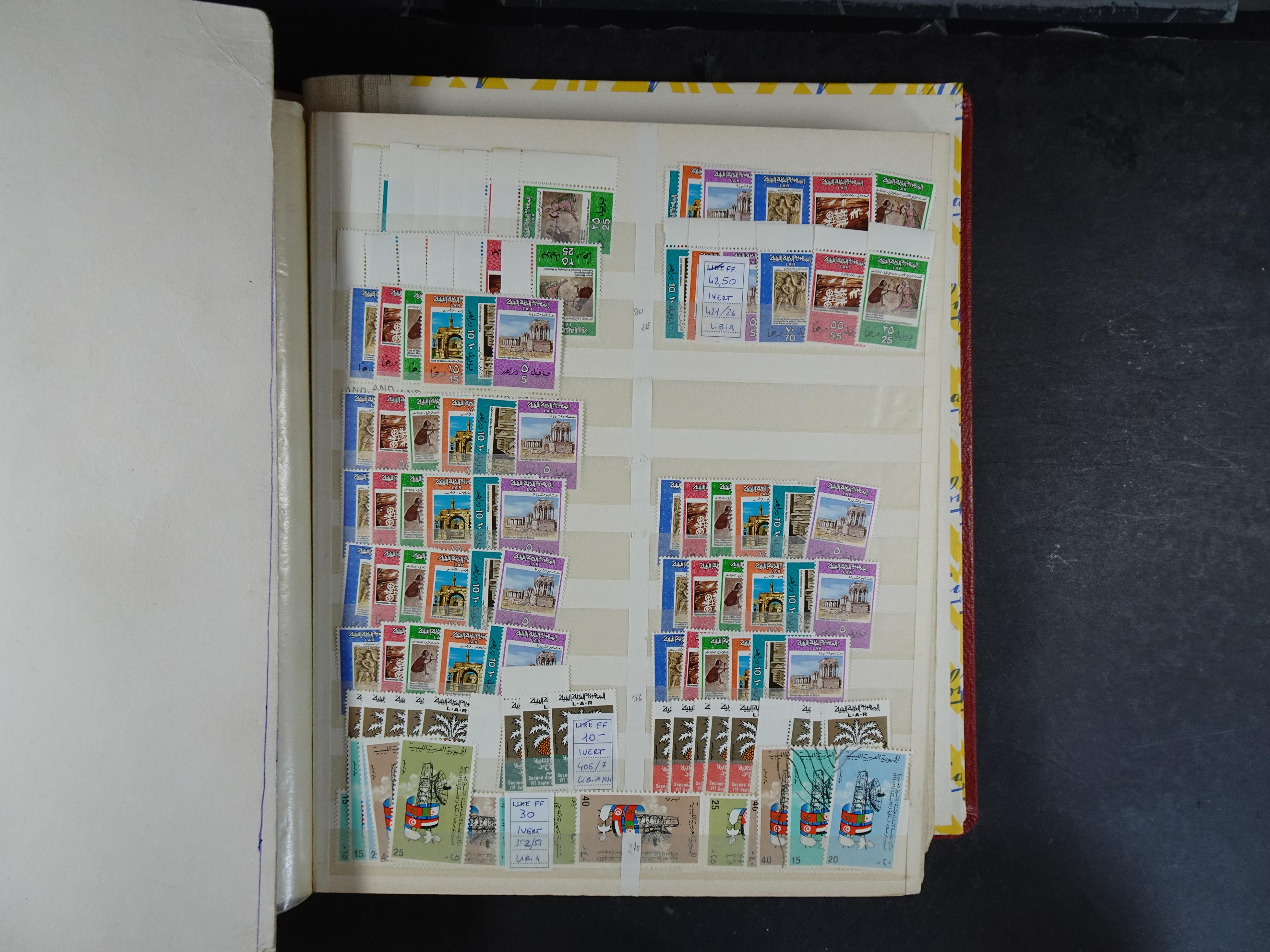 Voorraad boek met prachtig postfris materiaal waar onder complete betere series. Niet vaak aangeboden. 13