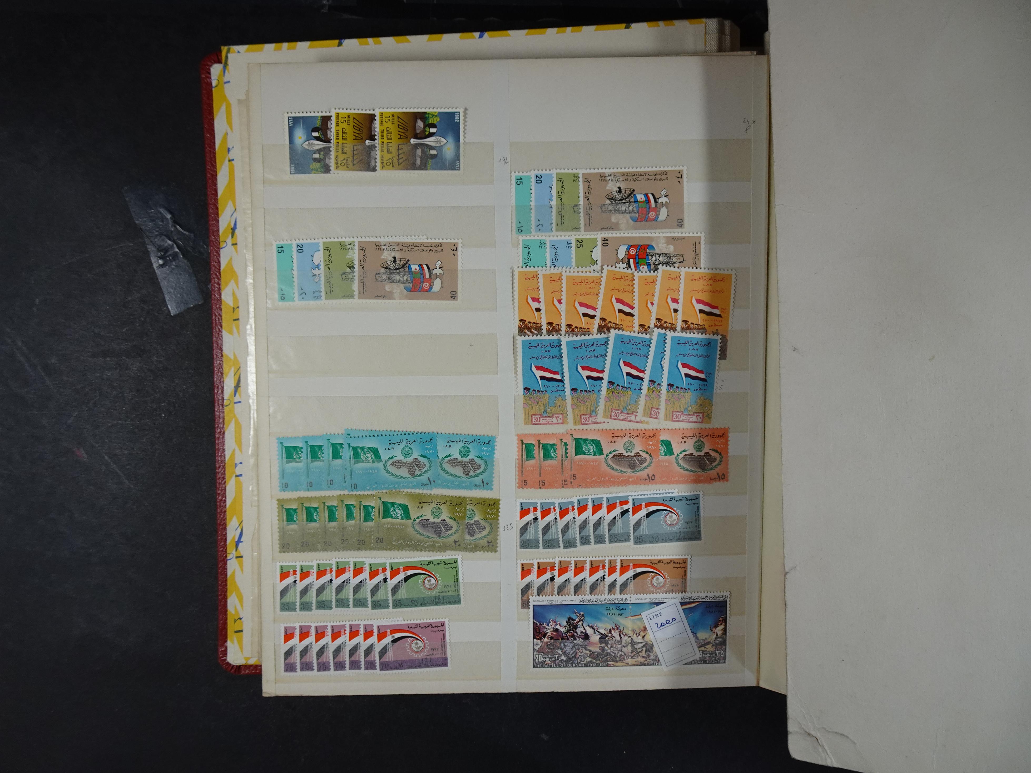 Voorraad boek met prachtig postfris materiaal waar onder complete betere series. Niet vaak aangeboden. 14