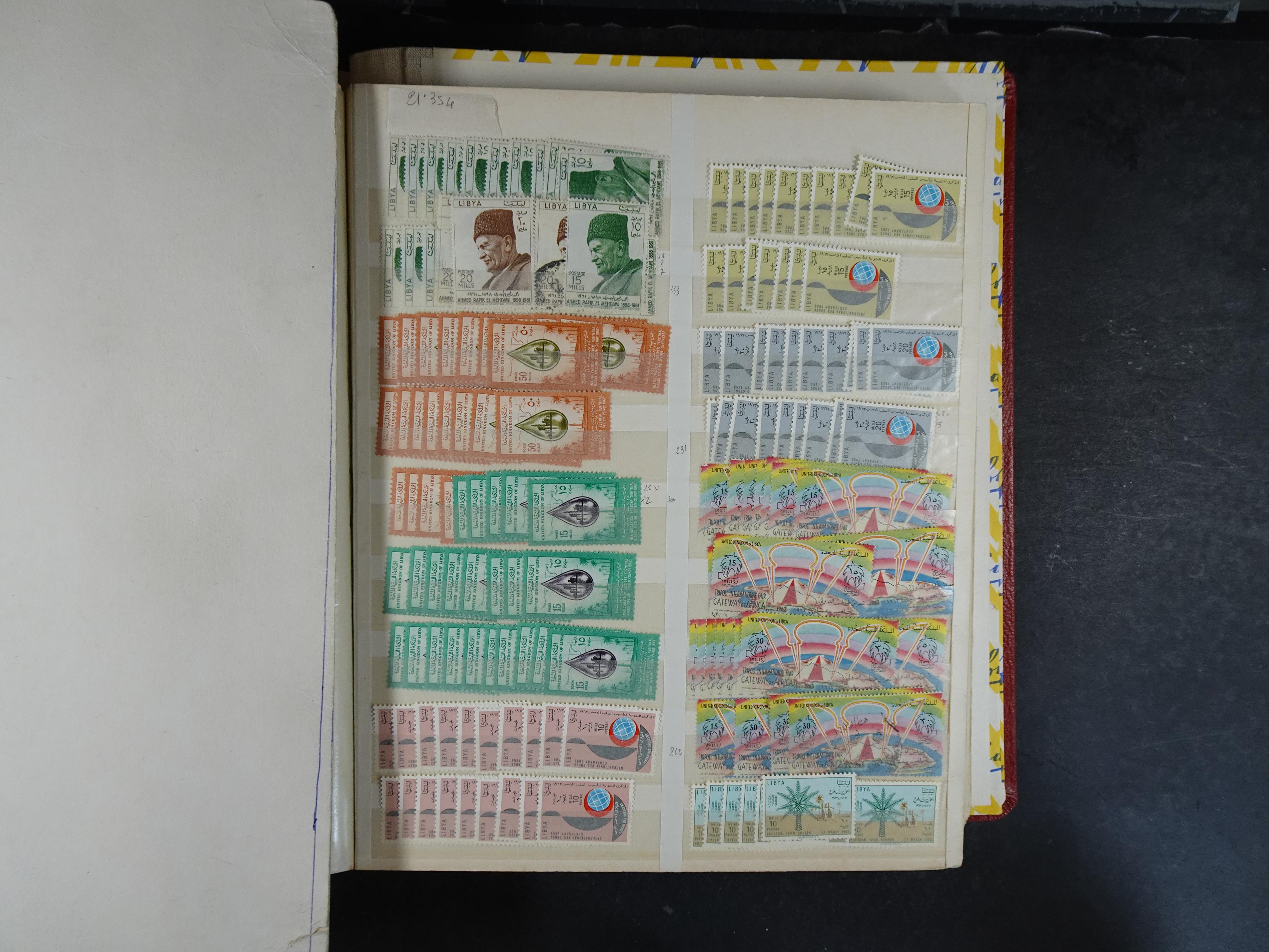 Voorraad boek met prachtig postfris materiaal waar onder complete betere series. Niet vaak aangeboden. 15