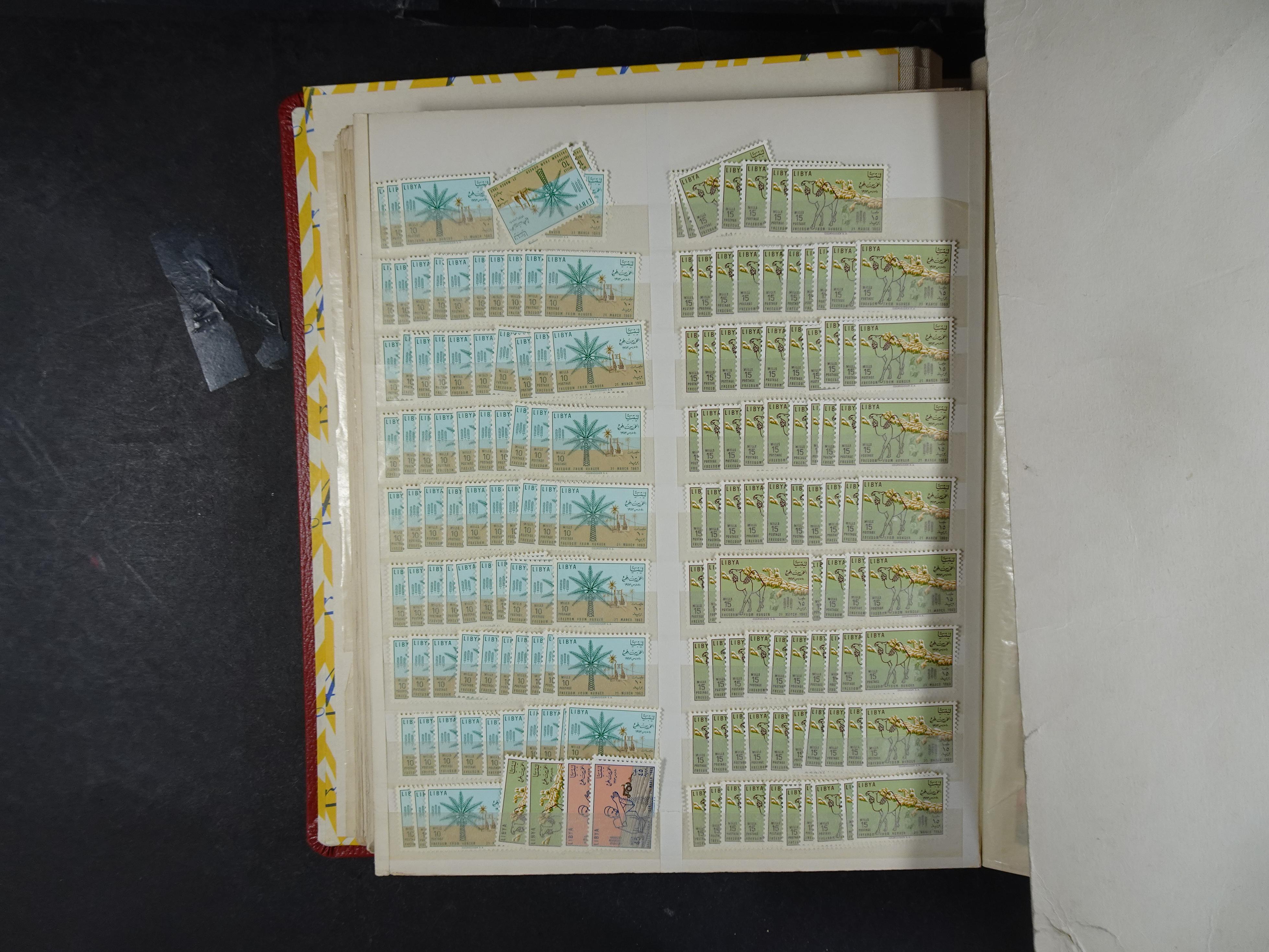 Voorraad boek met prachtig postfris materiaal waar onder complete betere series. Niet vaak aangeboden. 16