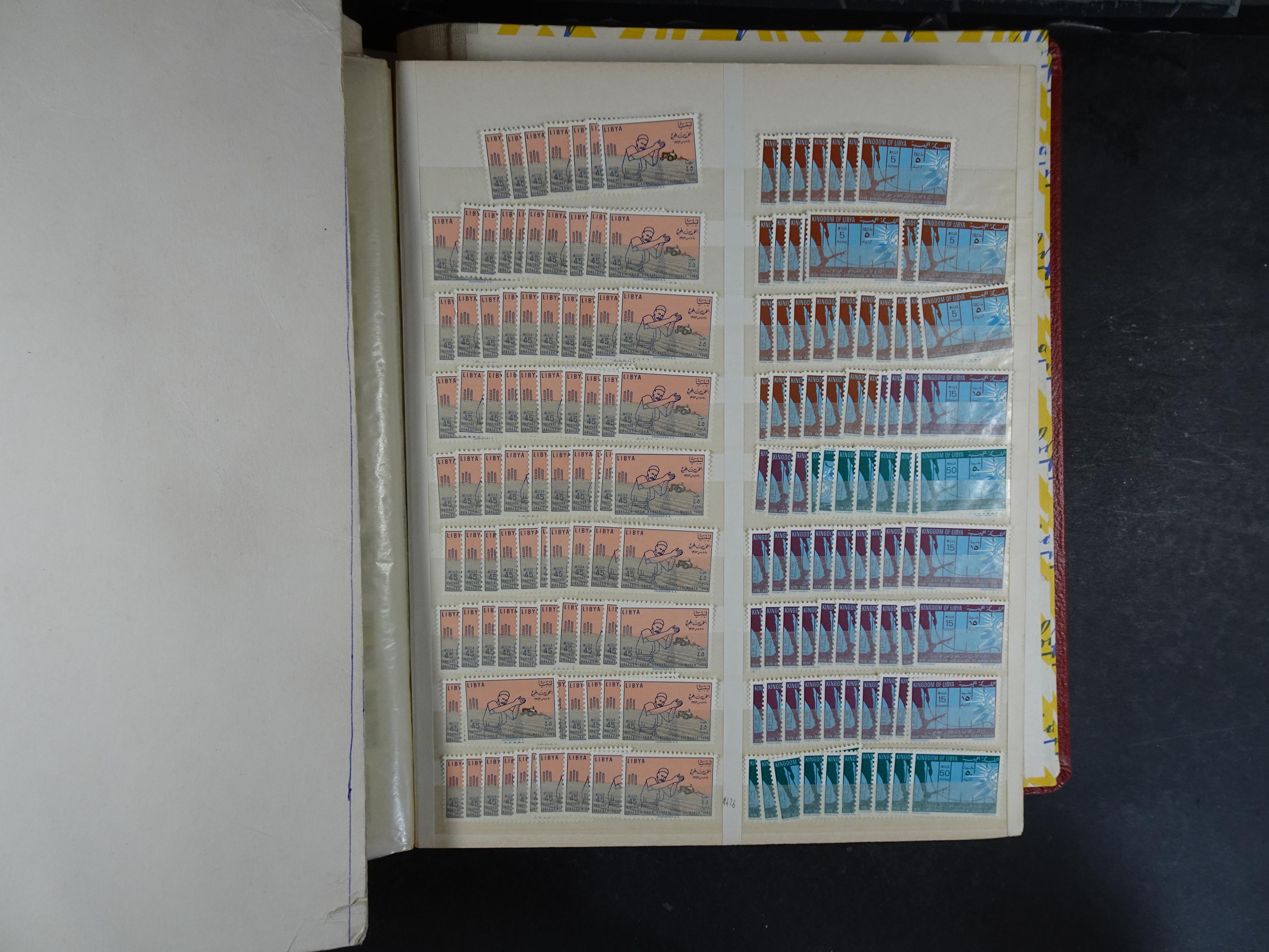 Voorraad boek met prachtig postfris materiaal waar onder complete betere series. Niet vaak aangeboden. 17