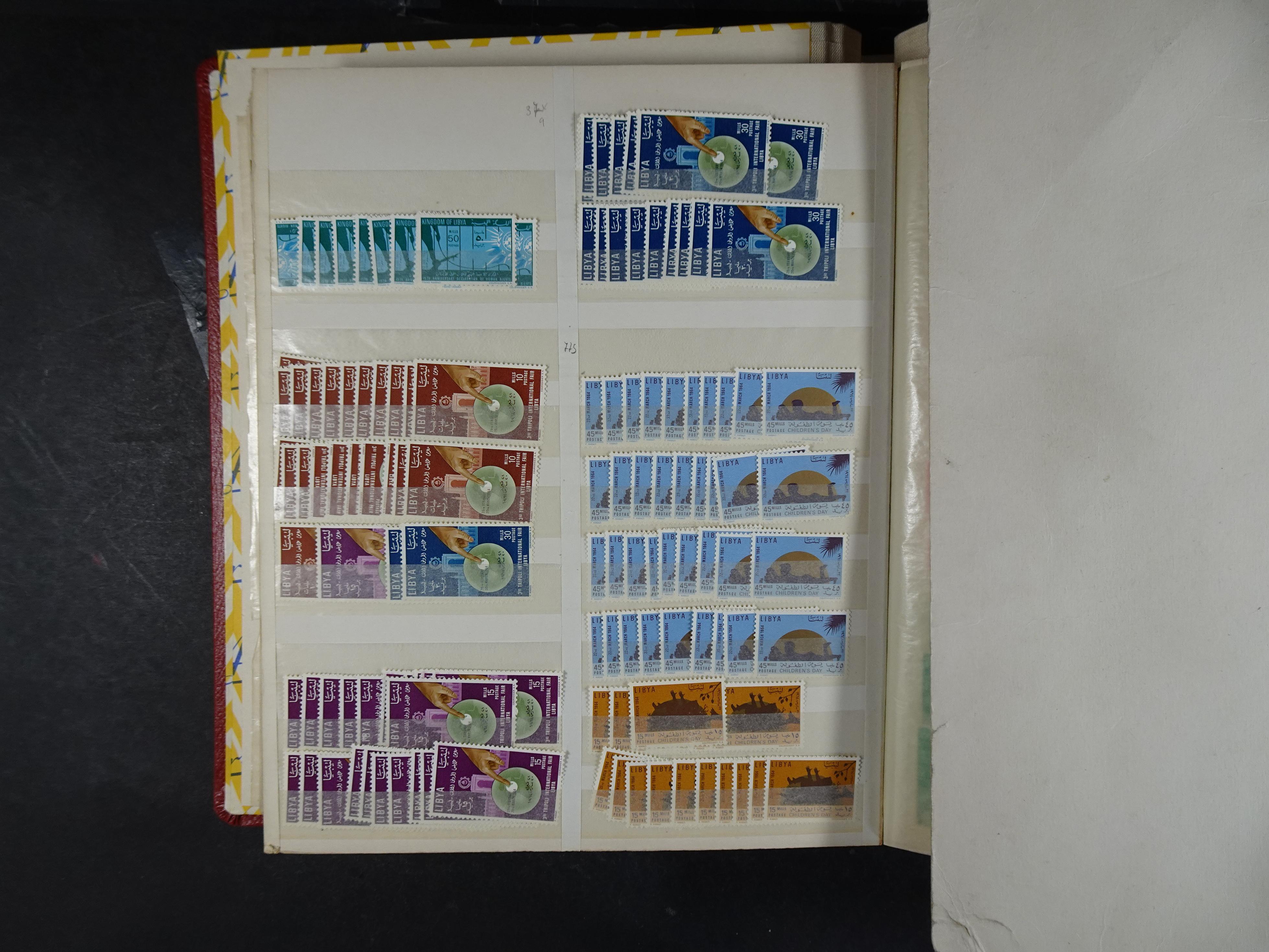 Voorraad boek met prachtig postfris materiaal waar onder complete betere series. Niet vaak aangeboden. 18