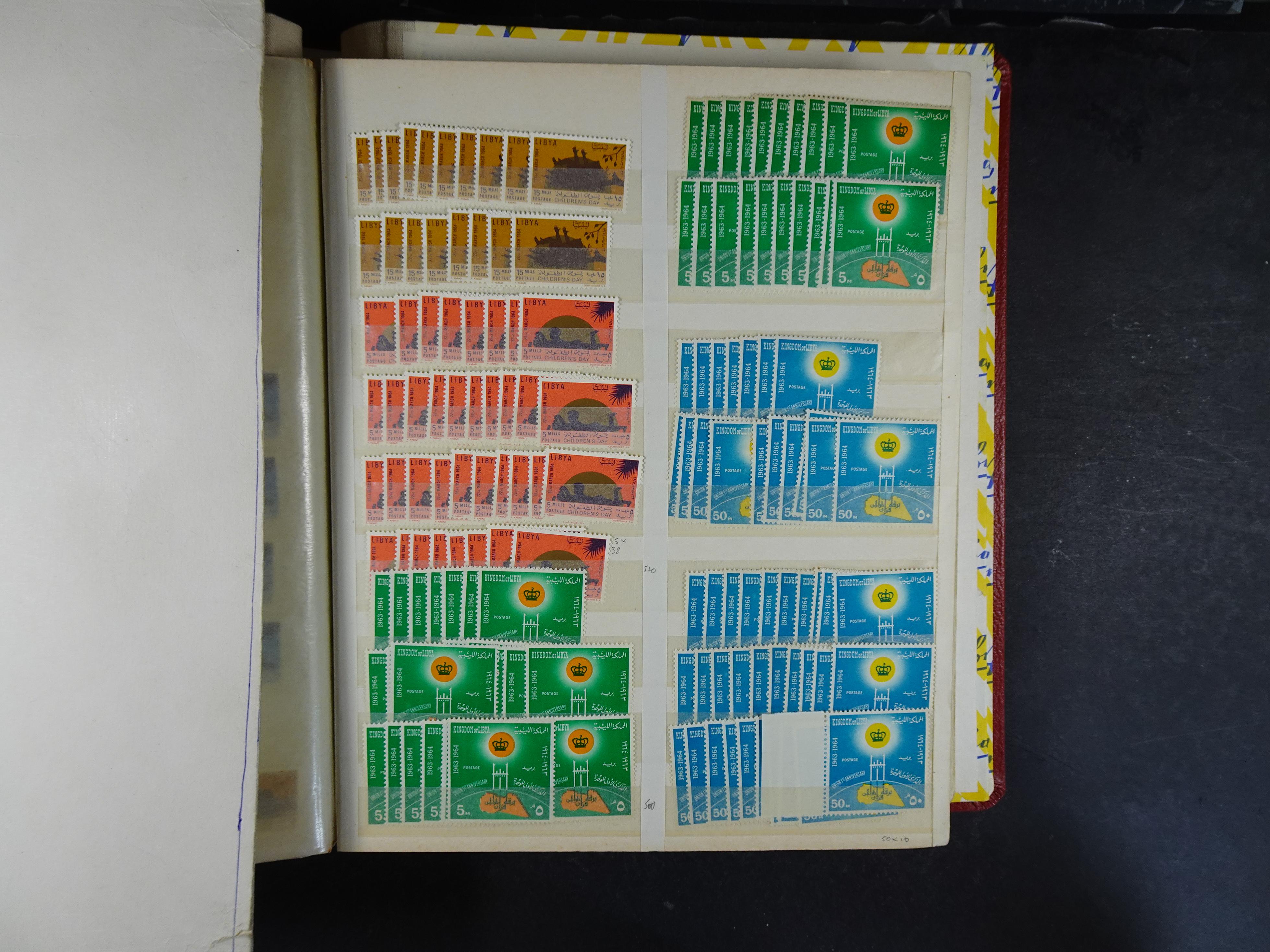 Voorraad boek met prachtig postfris materiaal waar onder complete betere series. Niet vaak aangeboden. 19