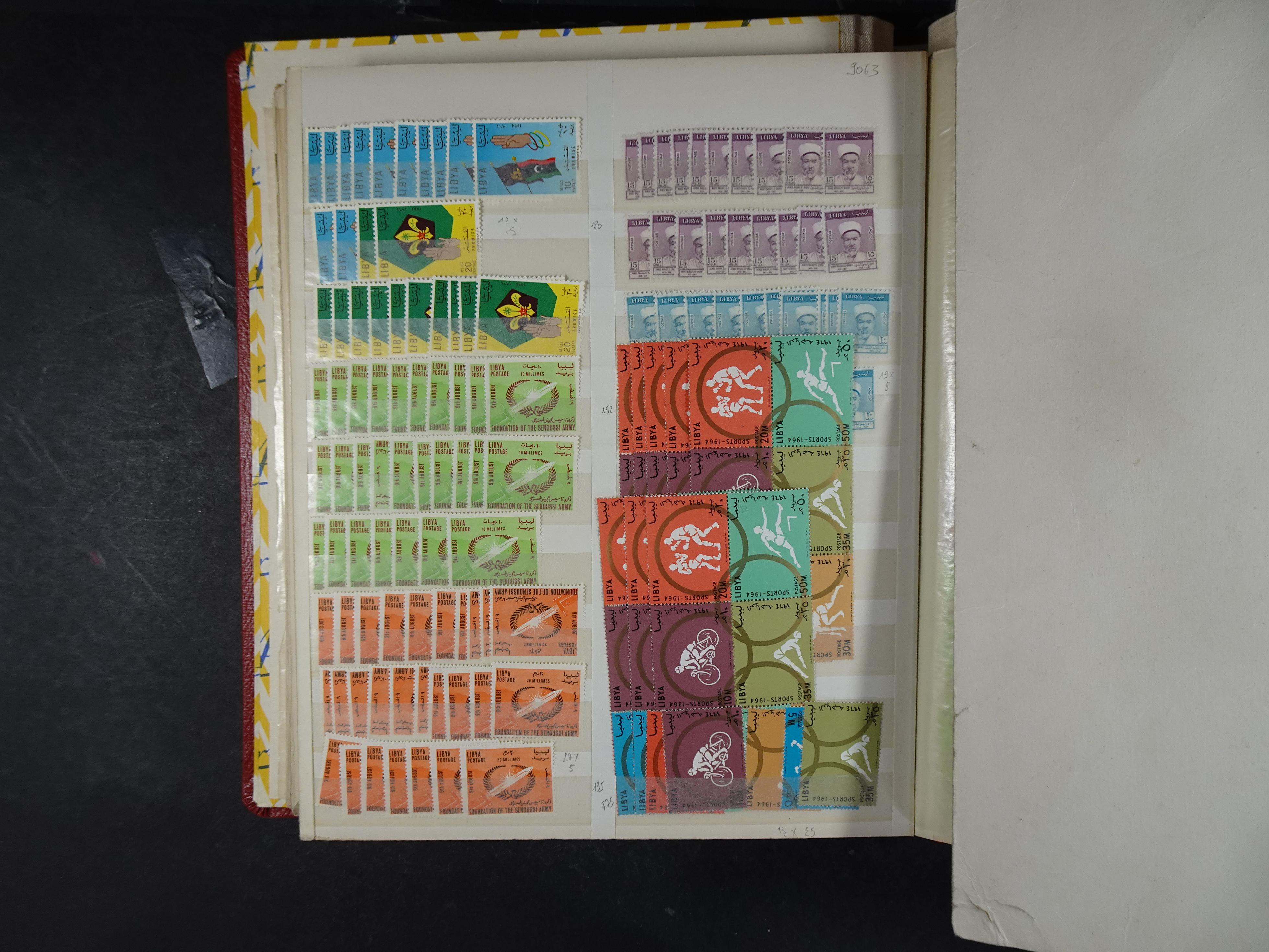 Voorraad boek met prachtig postfris materiaal waar onder complete betere series. Niet vaak aangeboden. 20