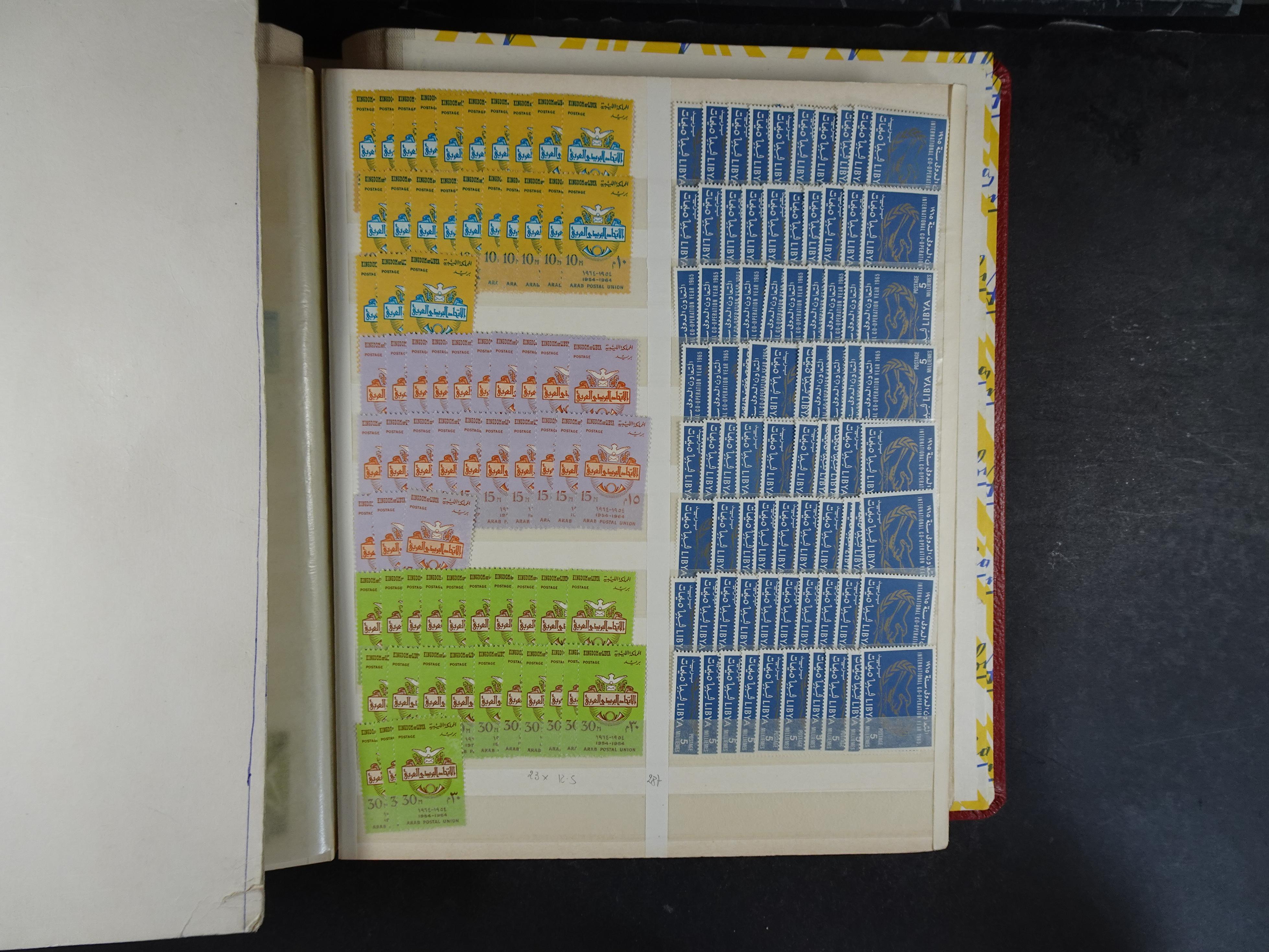 Voorraad boek met prachtig postfris materiaal waar onder complete betere series. Niet vaak aangeboden. 21