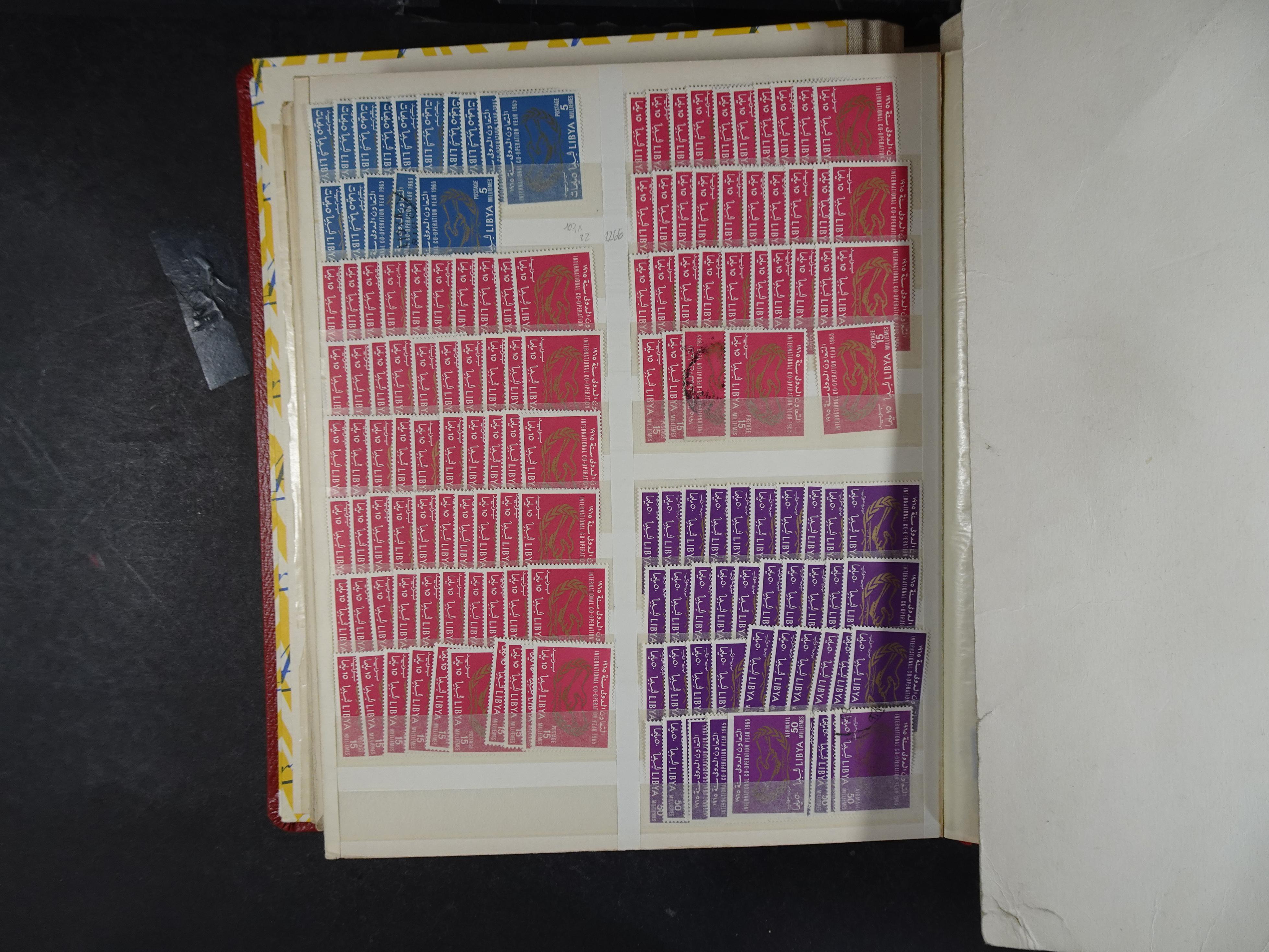 Voorraad boek met prachtig postfris materiaal waar onder complete betere series. Niet vaak aangeboden. 22