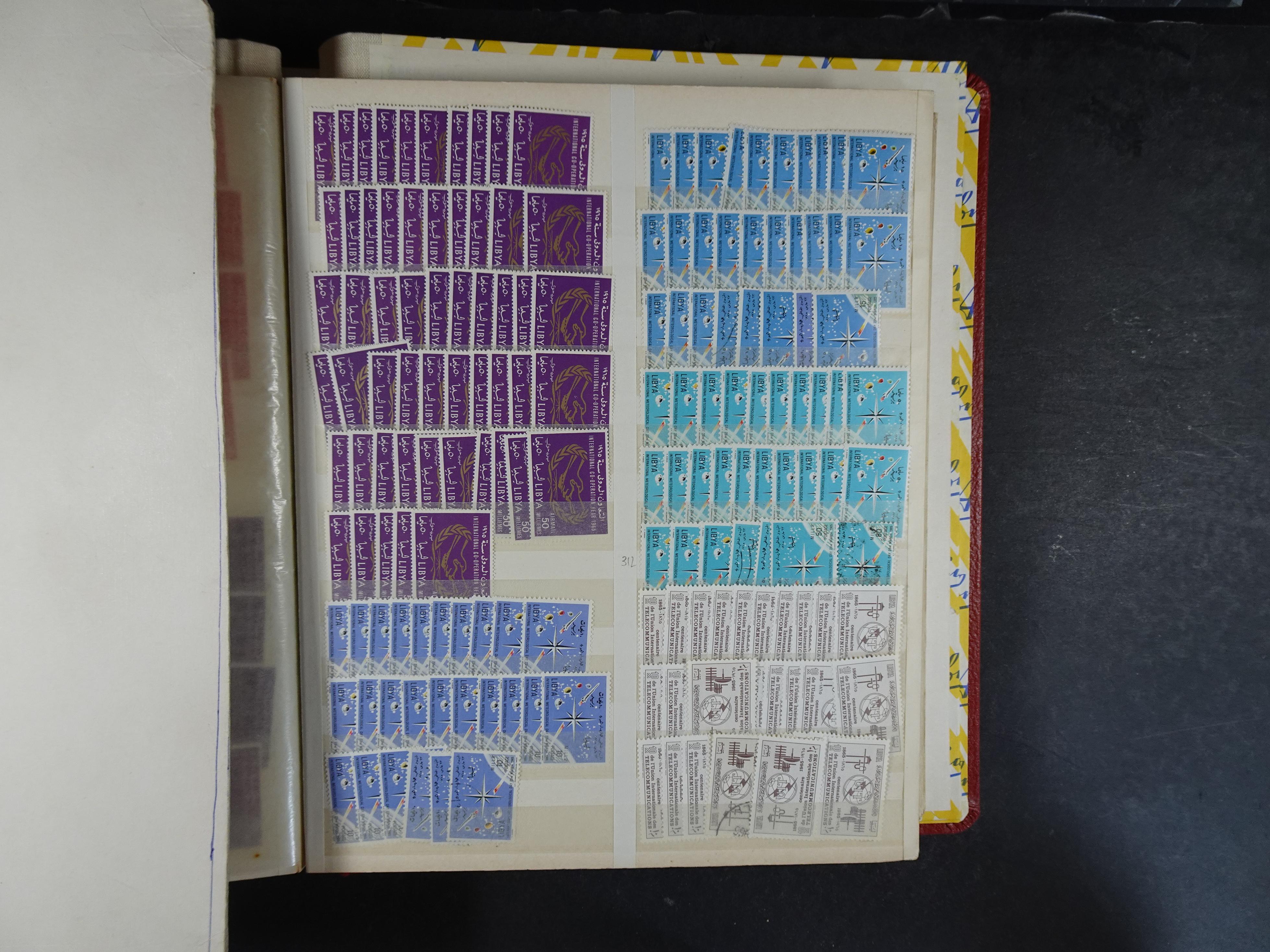 Voorraad boek met prachtig postfris materiaal waar onder complete betere series. Niet vaak aangeboden. 23