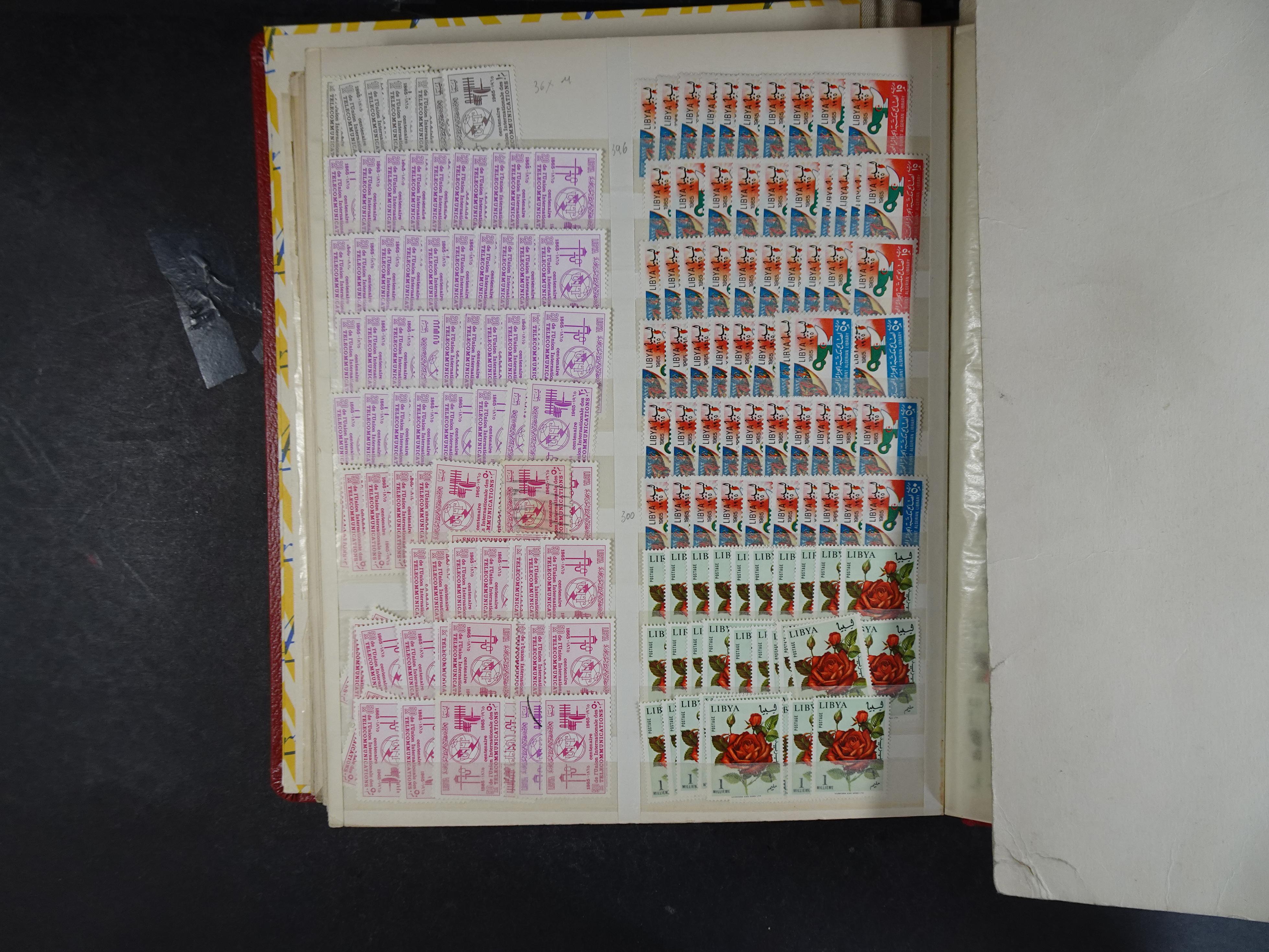 Voorraad boek met prachtig postfris materiaal waar onder complete betere series. Niet vaak aangeboden. 24