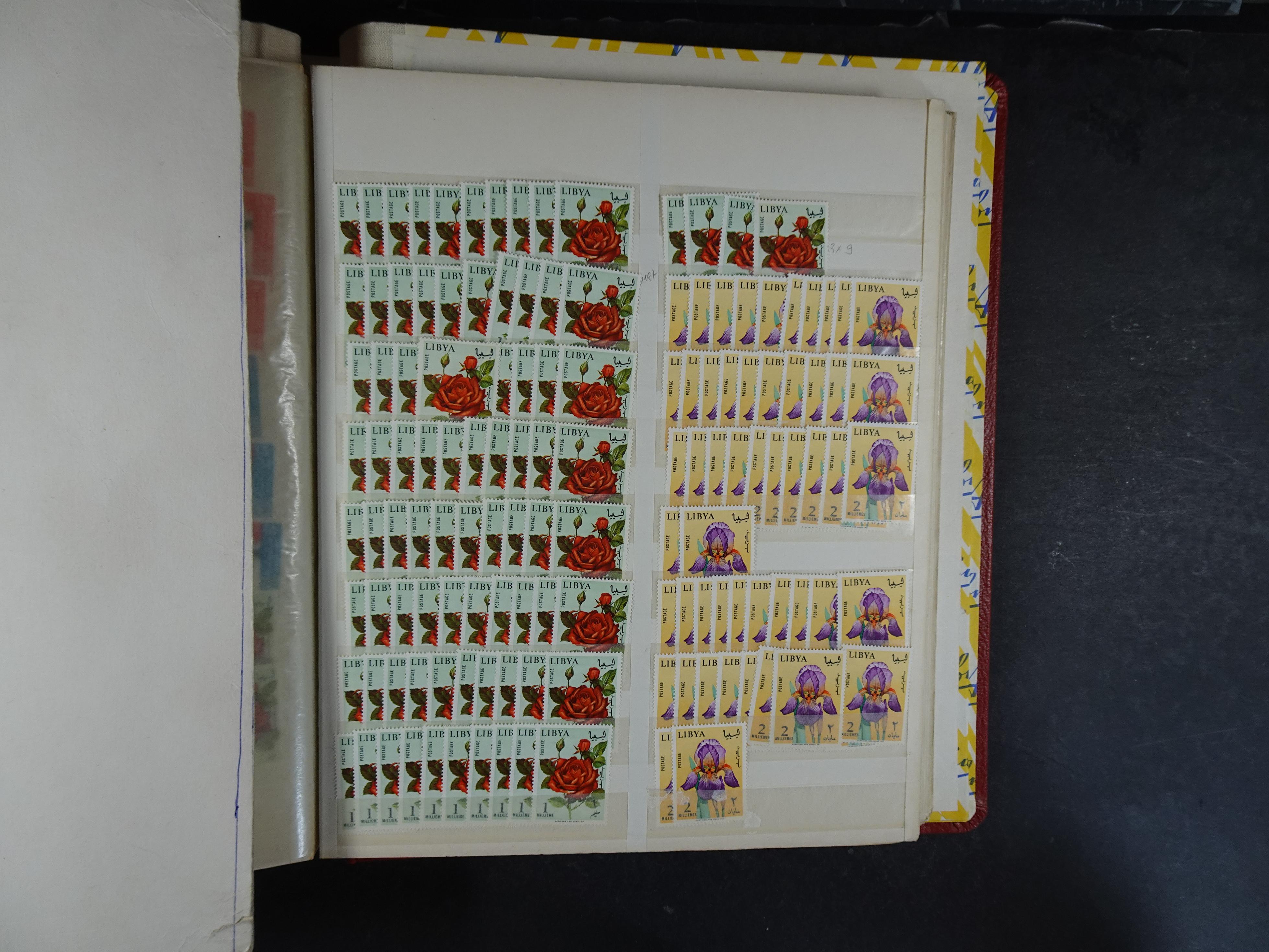 Voorraad boek met prachtig postfris materiaal waar onder complete betere series. Niet vaak aangeboden. 25