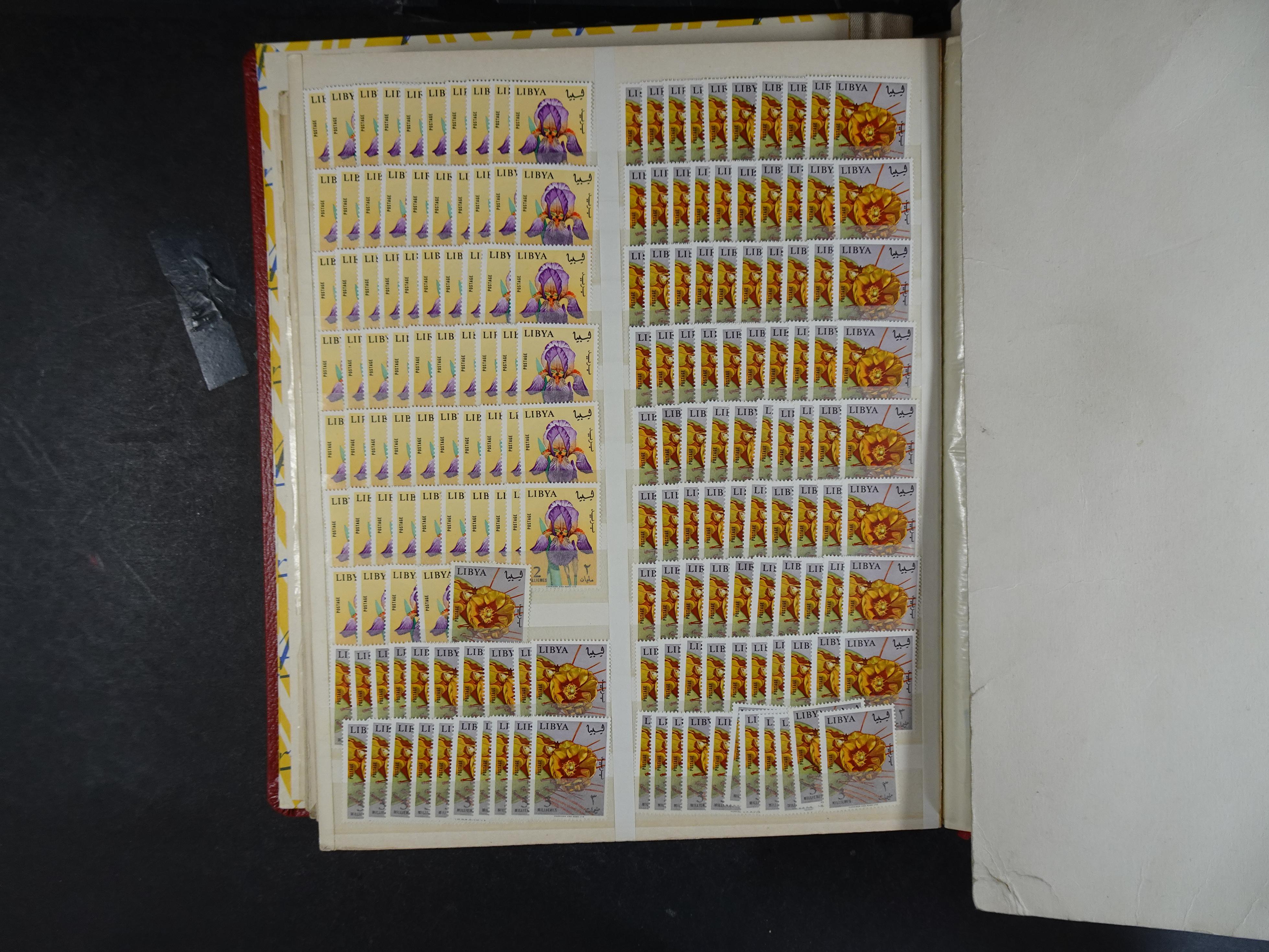 Voorraad boek met prachtig postfris materiaal waar onder complete betere series. Niet vaak aangeboden. 26