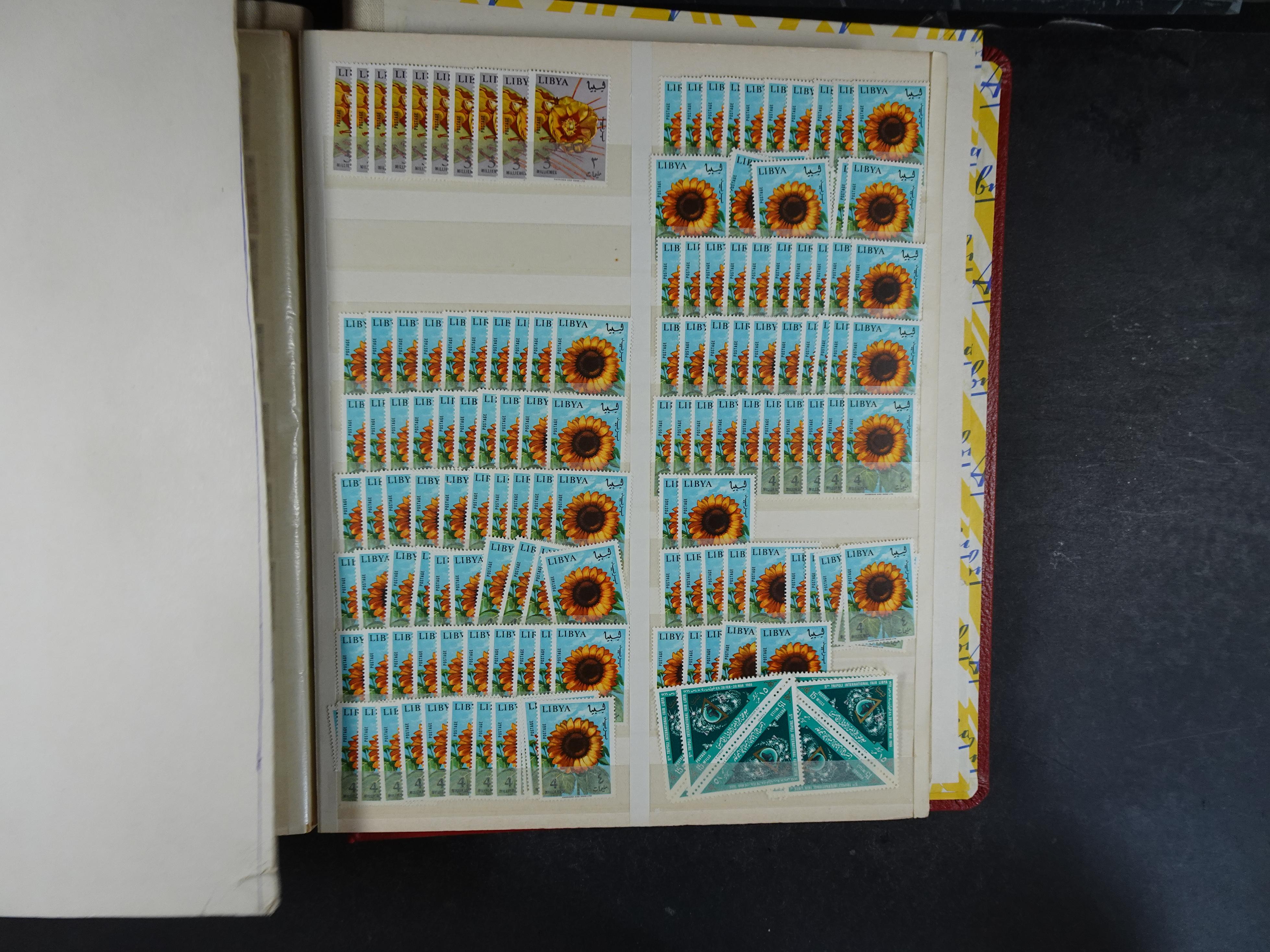 Voorraad boek met prachtig postfris materiaal waar onder complete betere series. Niet vaak aangeboden. 27