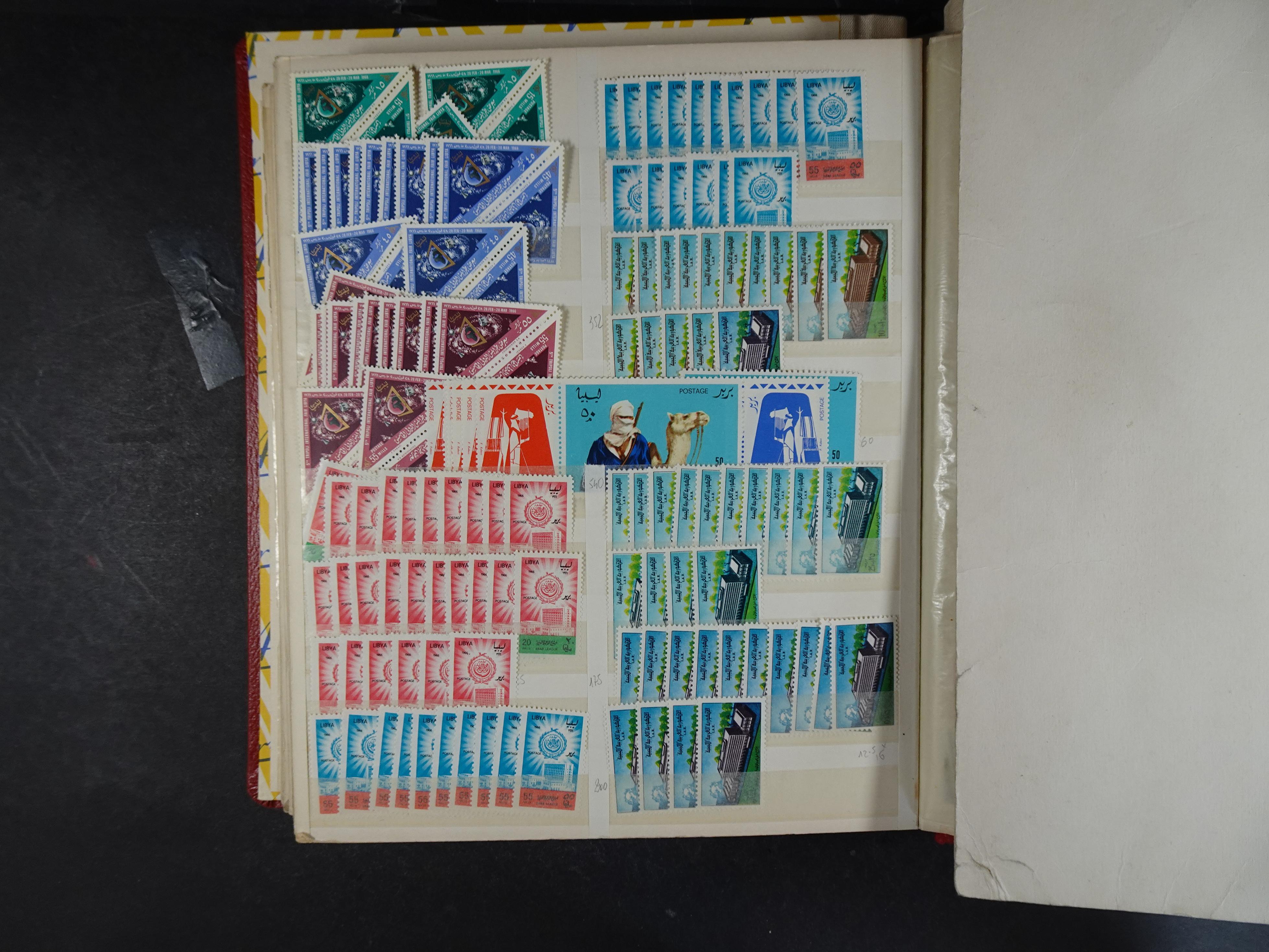 Voorraad boek met prachtig postfris materiaal waar onder complete betere series. Niet vaak aangeboden. 28