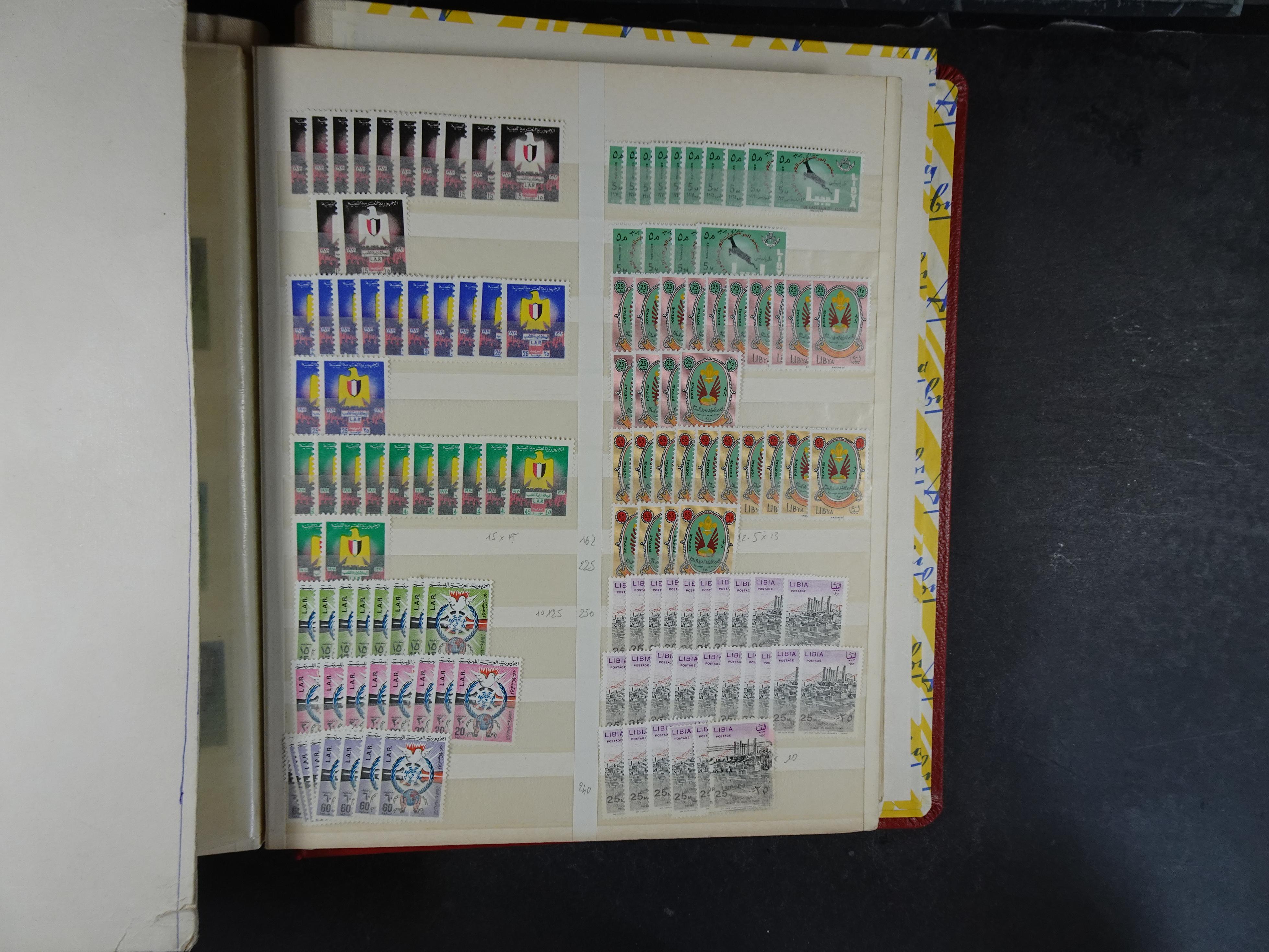 Voorraad boek met prachtig postfris materiaal waar onder complete betere series. Niet vaak aangeboden. 29