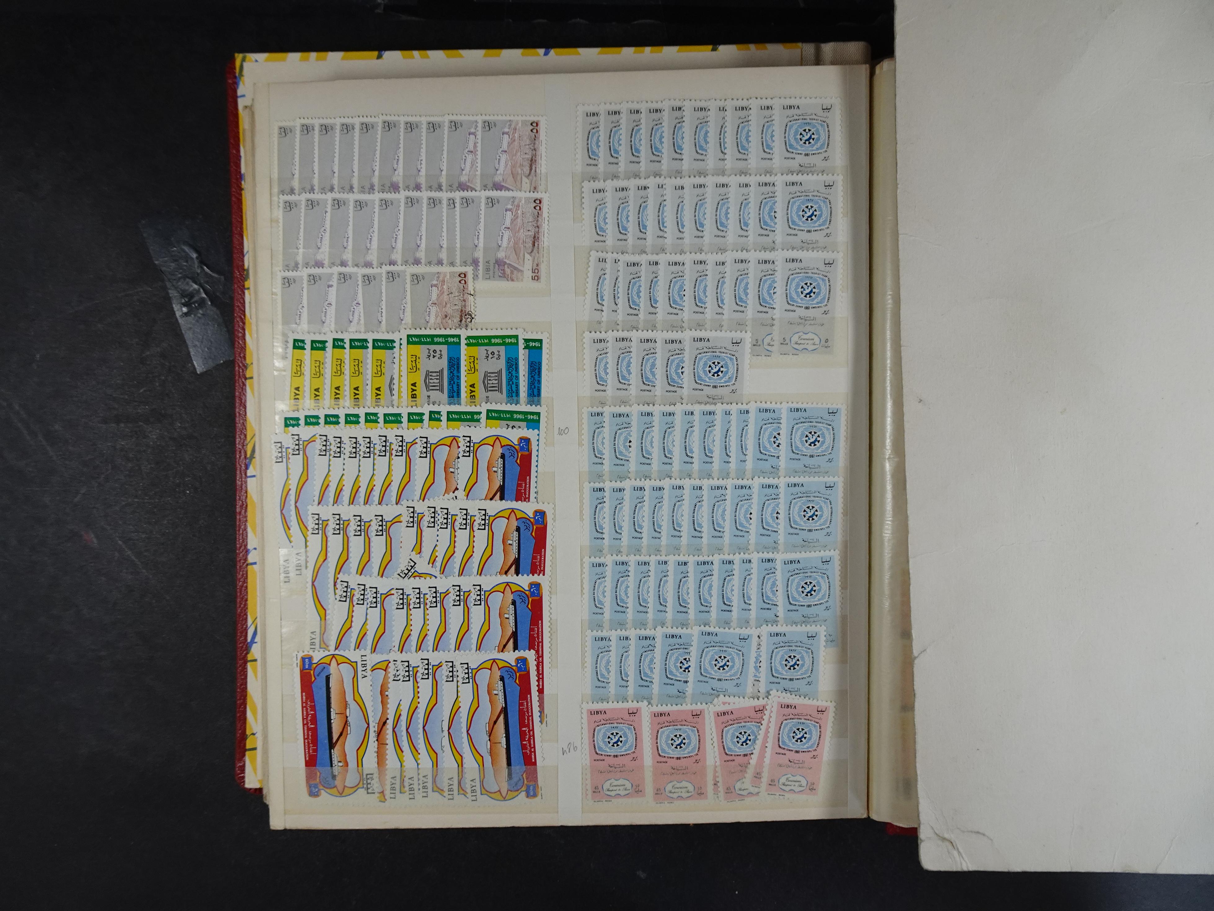 Voorraad boek met prachtig postfris materiaal waar onder complete betere series. Niet vaak aangeboden. 30