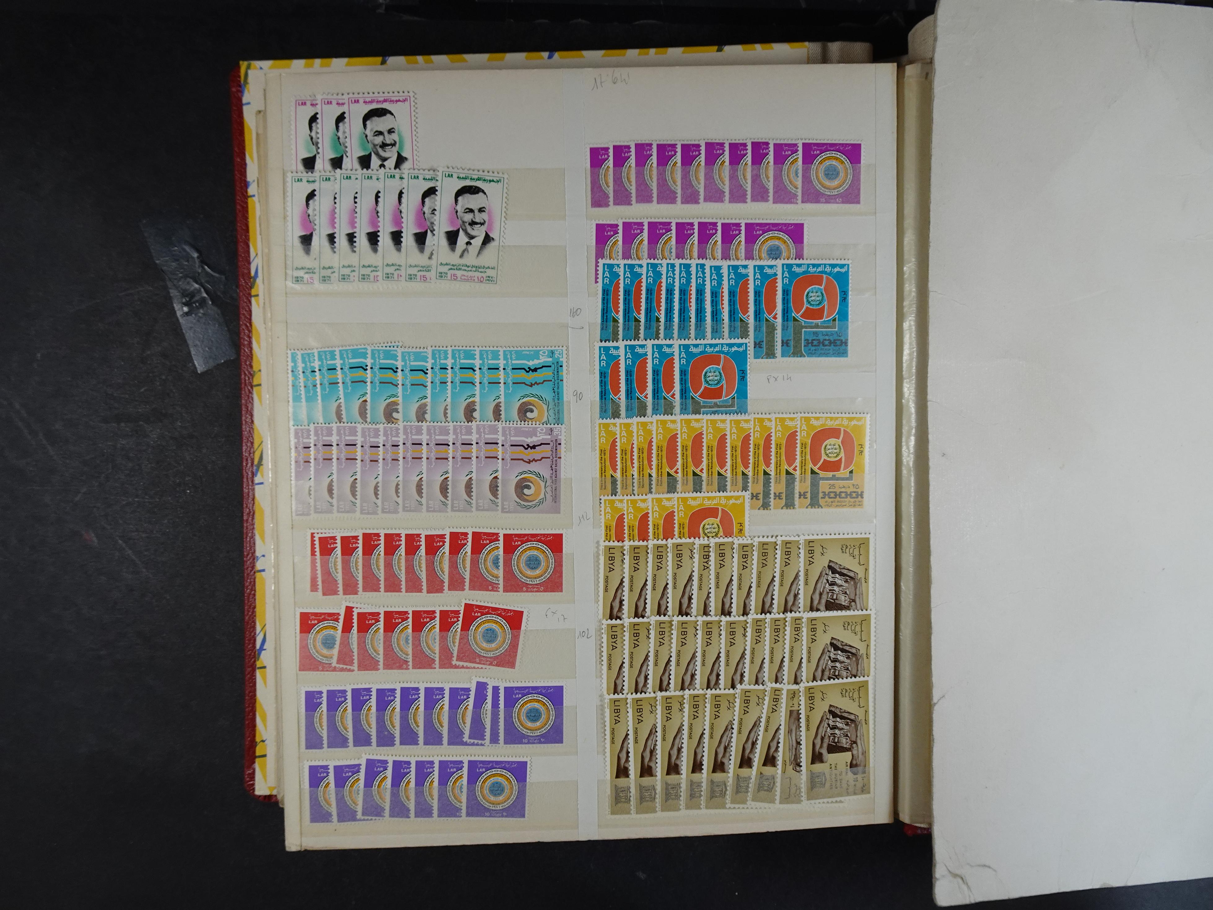 Voorraad boek met prachtig postfris materiaal waar onder complete betere series. Niet vaak aangeboden. 32