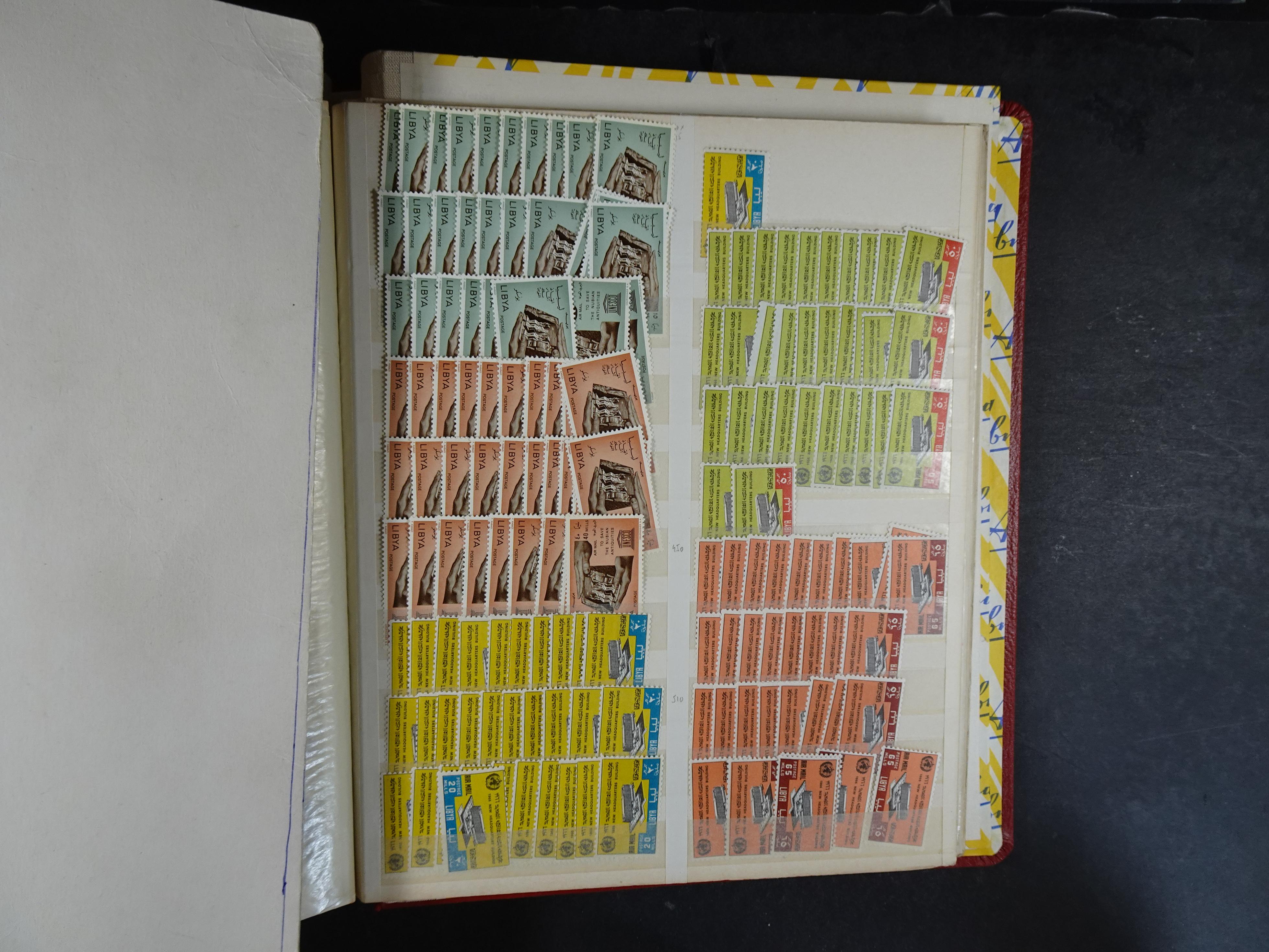 Voorraad boek met prachtig postfris materiaal waar onder complete betere series. Niet vaak aangeboden. 33