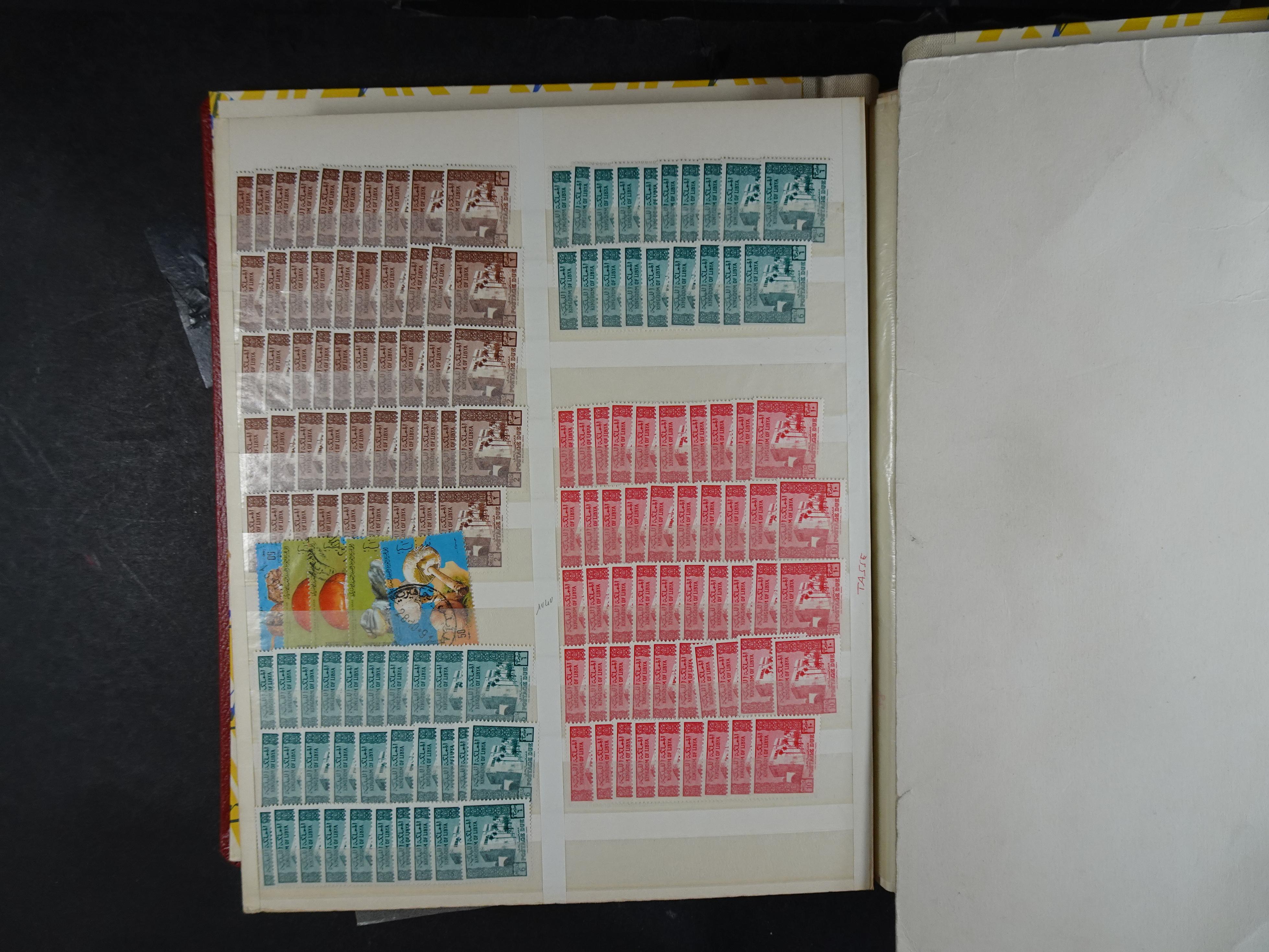 Voorraad boek met prachtig postfris materiaal waar onder complete betere series. Niet vaak aangeboden. 34