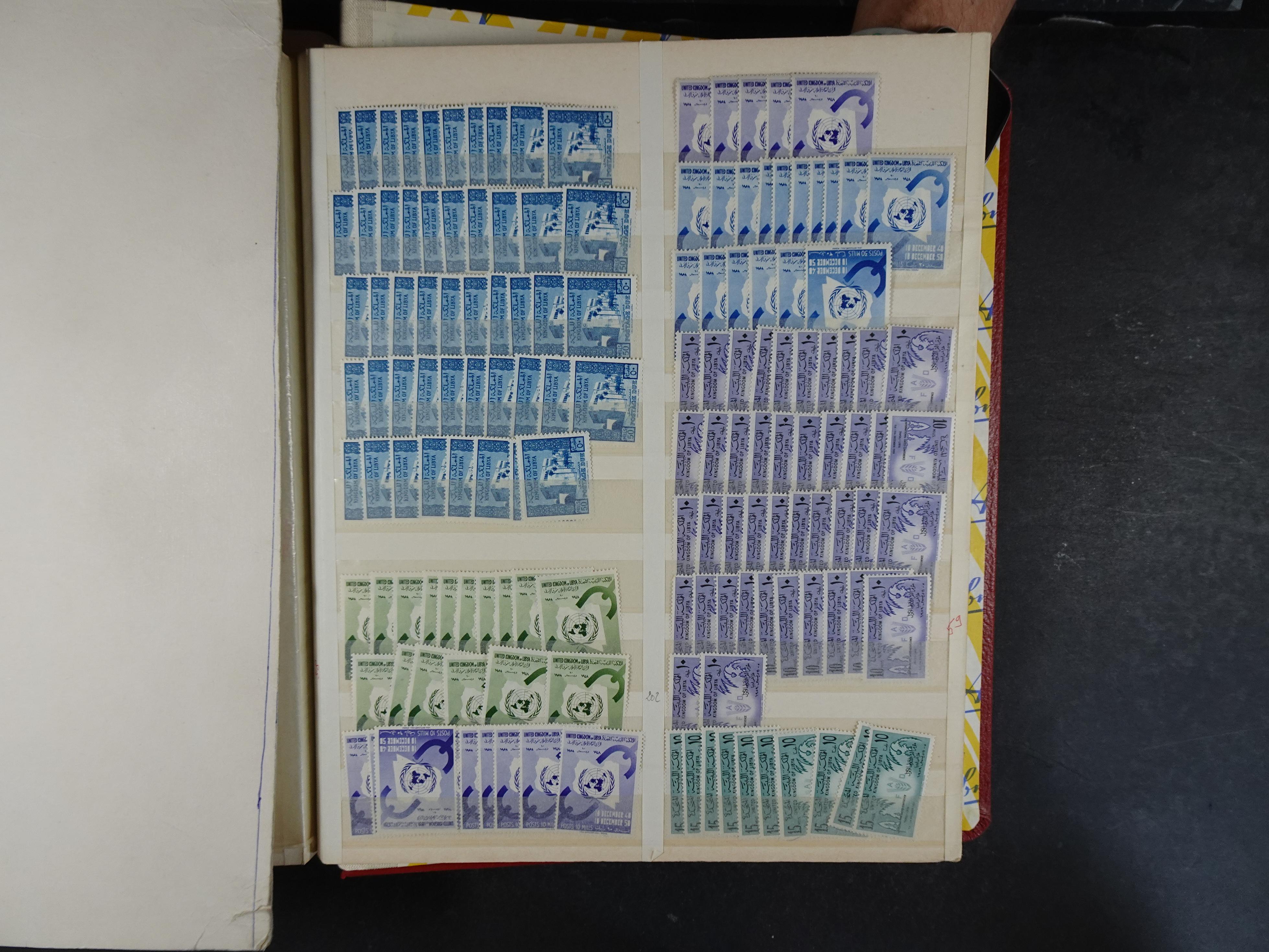 Voorraad boek met prachtig postfris materiaal waar onder complete betere series. Niet vaak aangeboden. 35