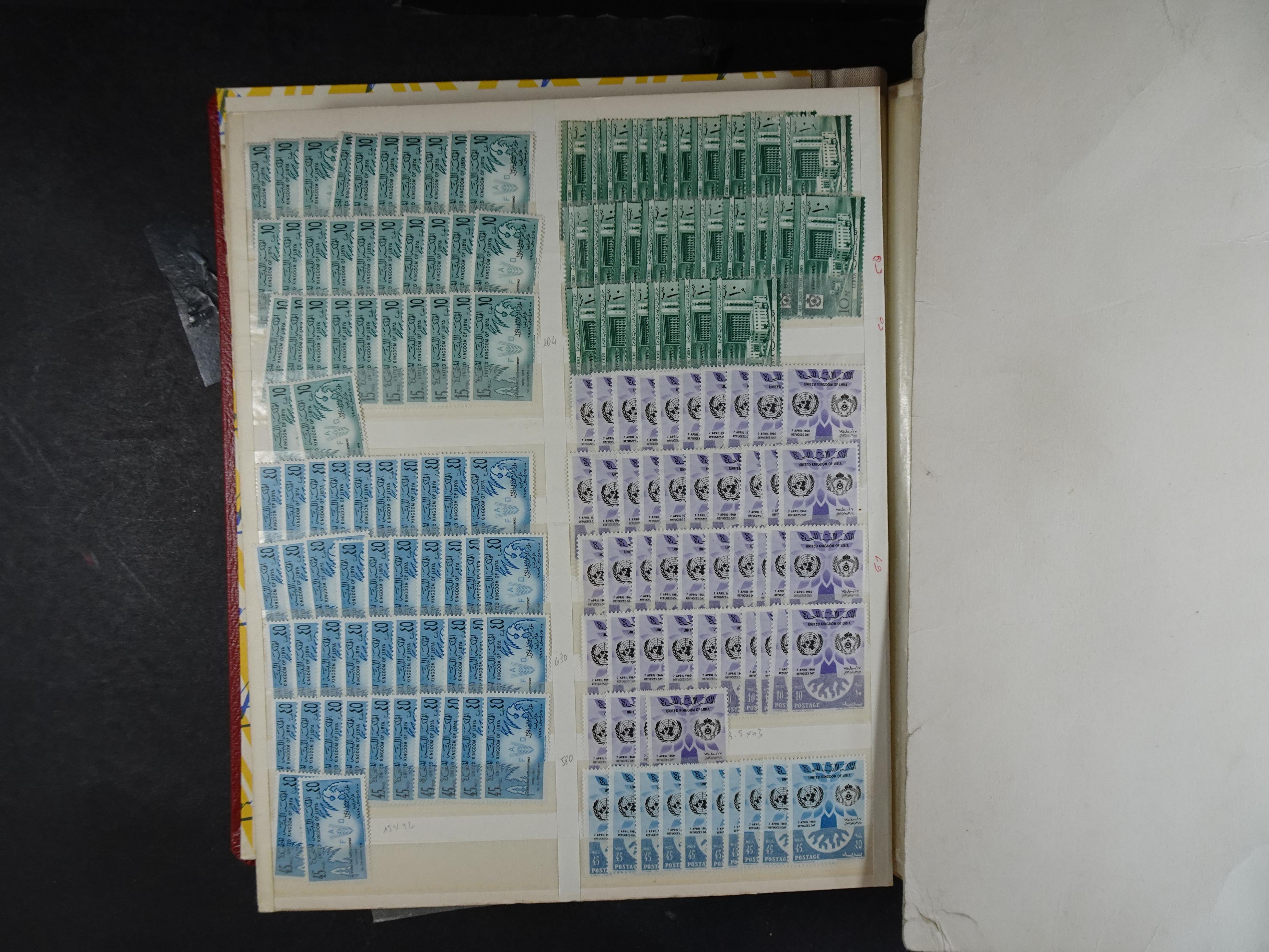 Voorraad boek met prachtig postfris materiaal waar onder complete betere series. Niet vaak aangeboden. 36