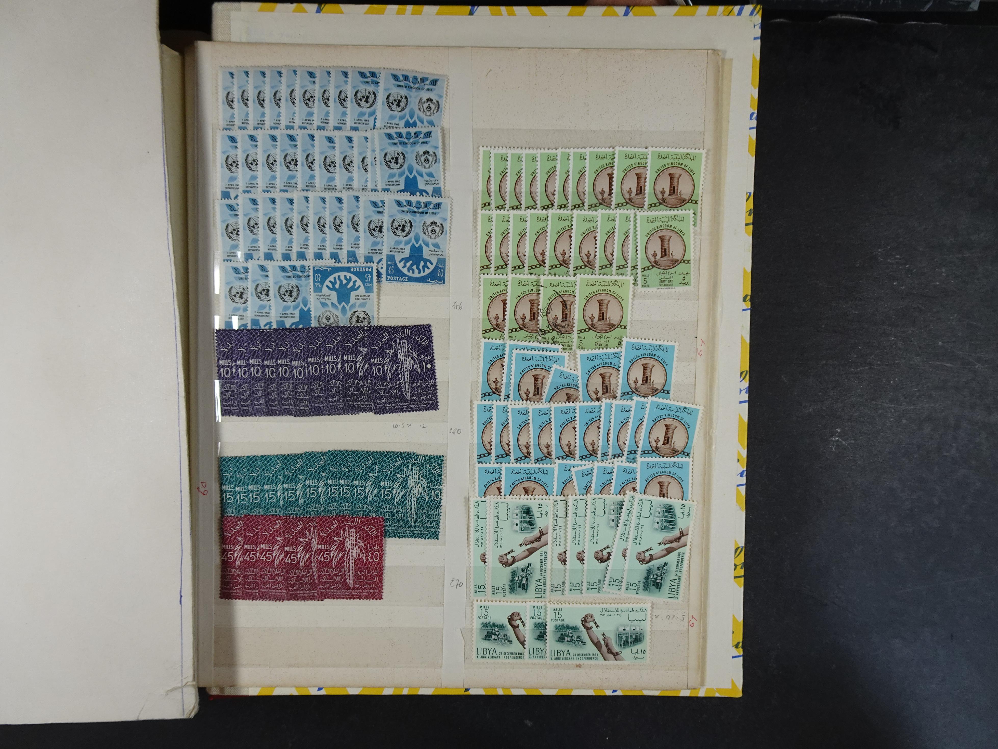 Voorraad boek met prachtig postfris materiaal waar onder complete betere series. Niet vaak aangeboden. 37