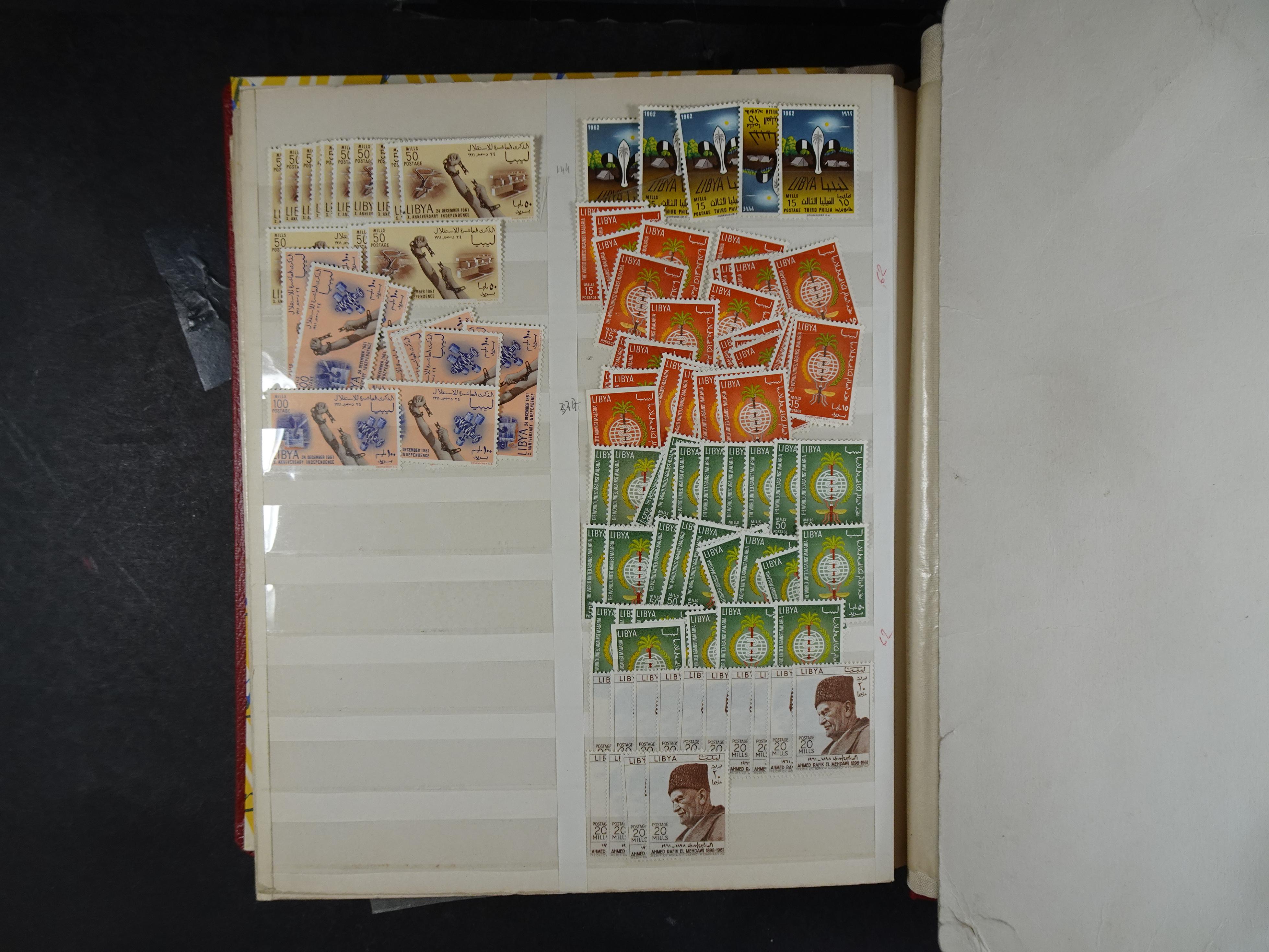 Voorraad boek met prachtig postfris materiaal waar onder complete betere series. Niet vaak aangeboden. 38