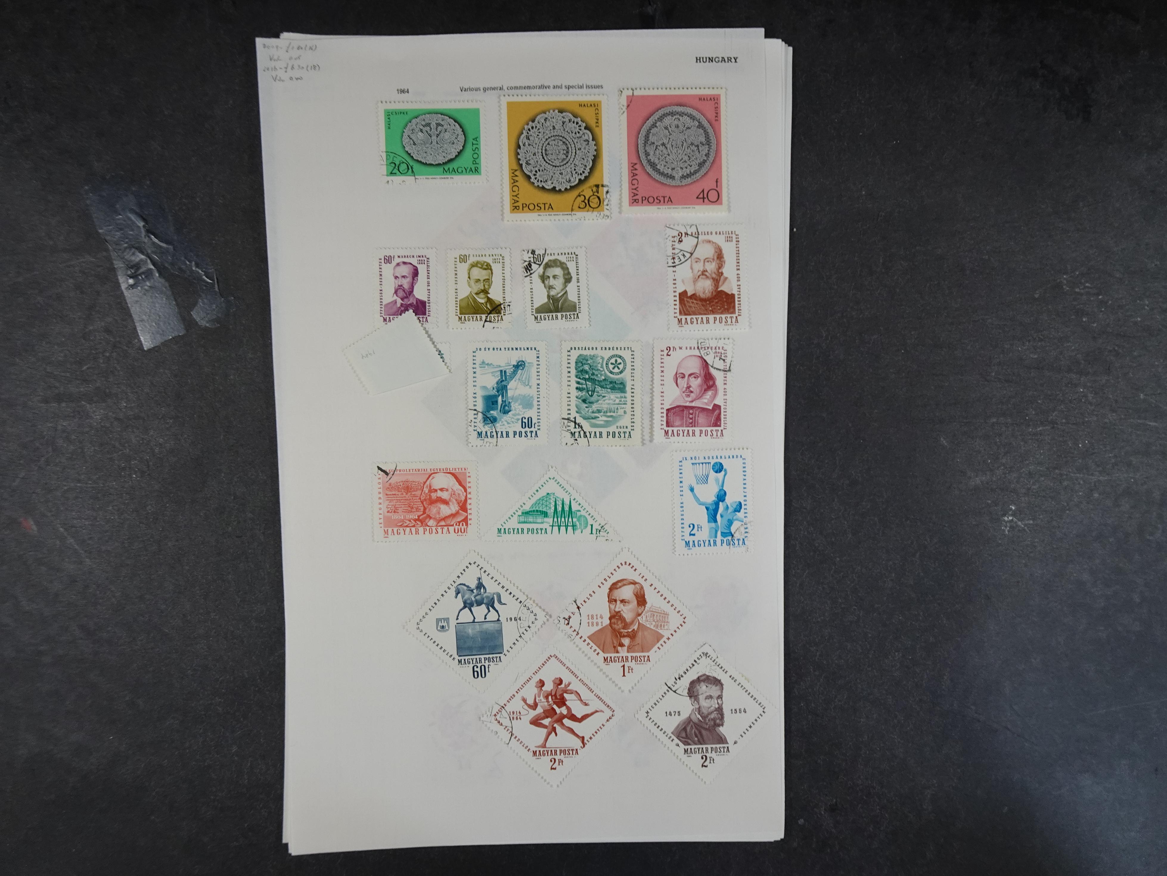 Doos met velerlei verrassingen waar onder betere zegels.
FUNDGRUBE. 42