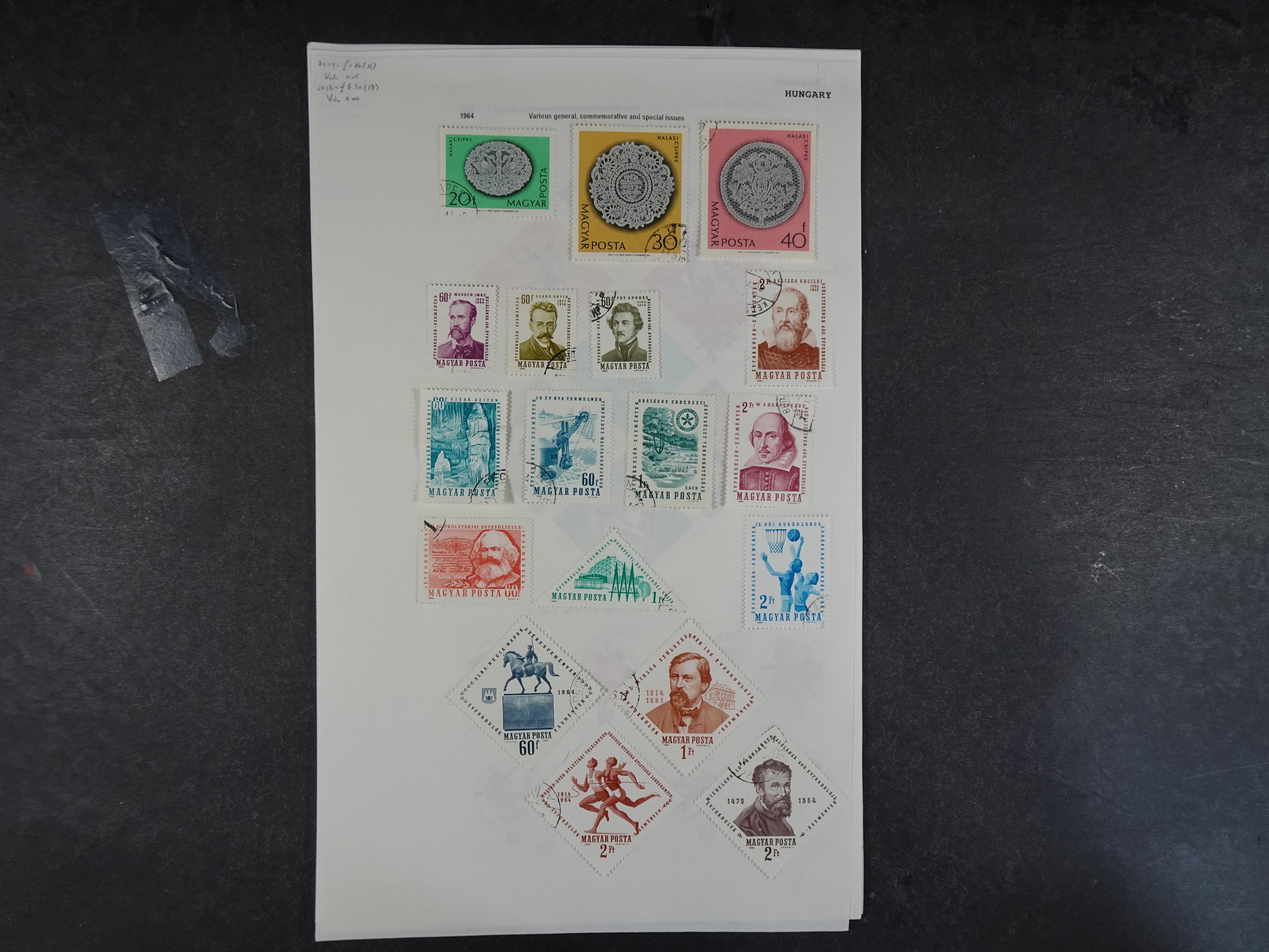 Doos met velerlei verrassingen waar onder betere zegels.
FUNDGRUBE. 43