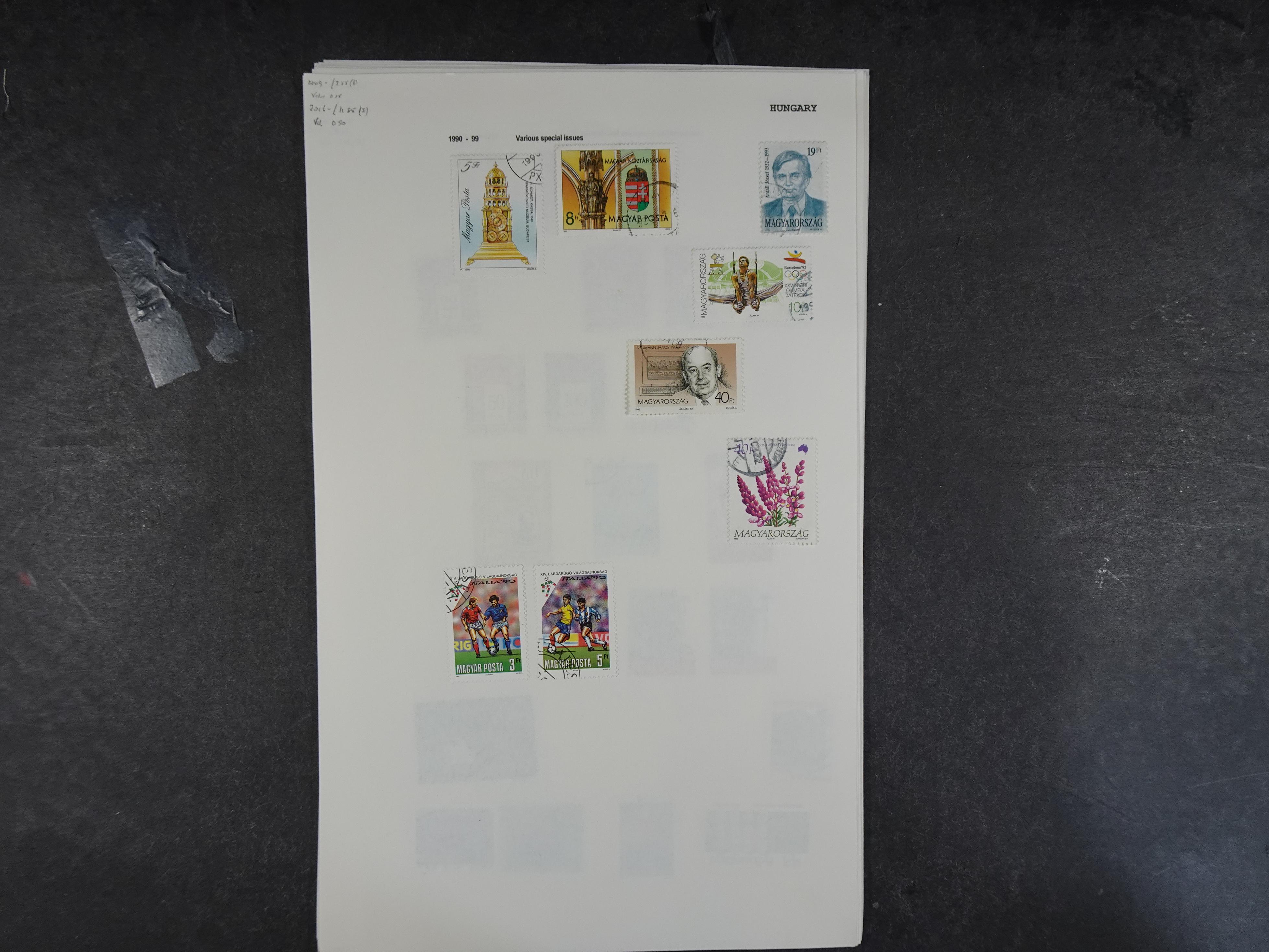 Doos met velerlei verrassingen waar onder betere zegels.
FUNDGRUBE. 85