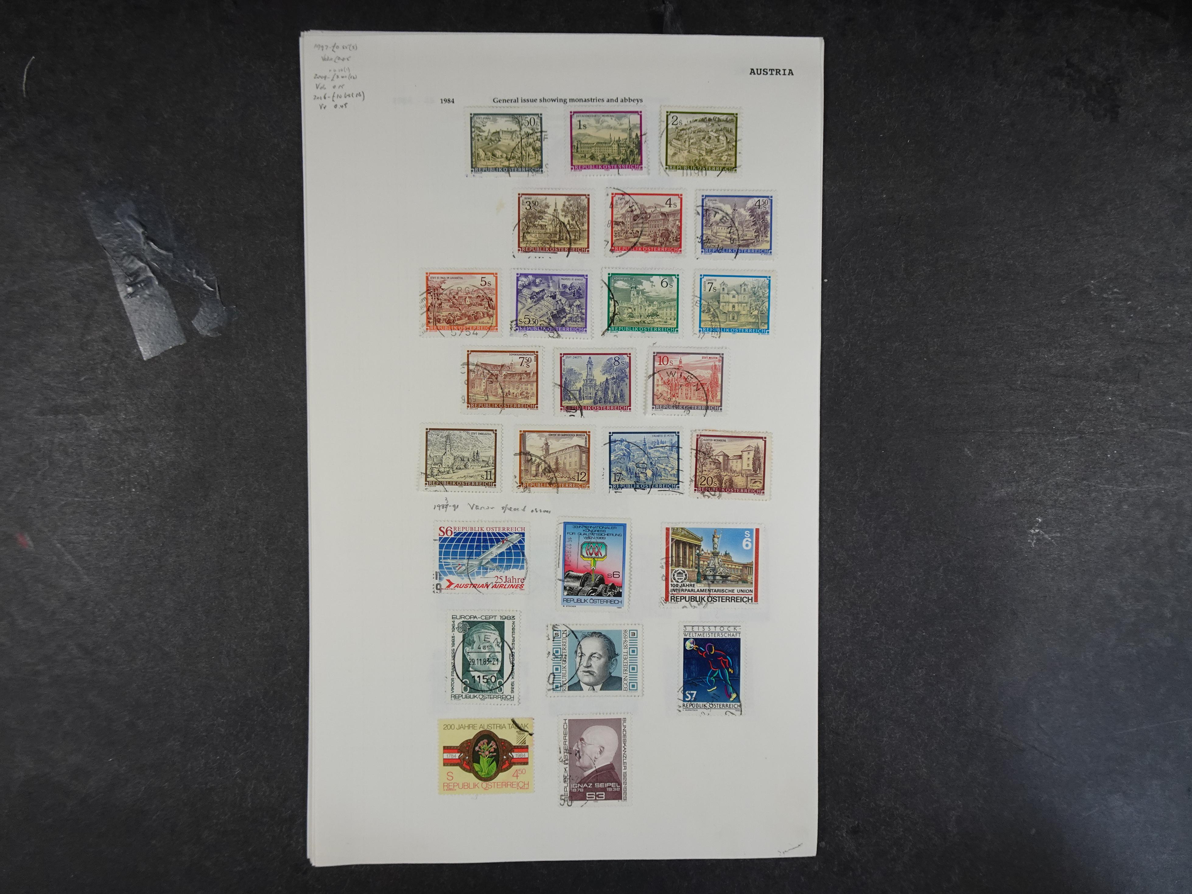 Doos met velerlei verrassingen waar onder betere zegels.
FUNDGRUBE. 93