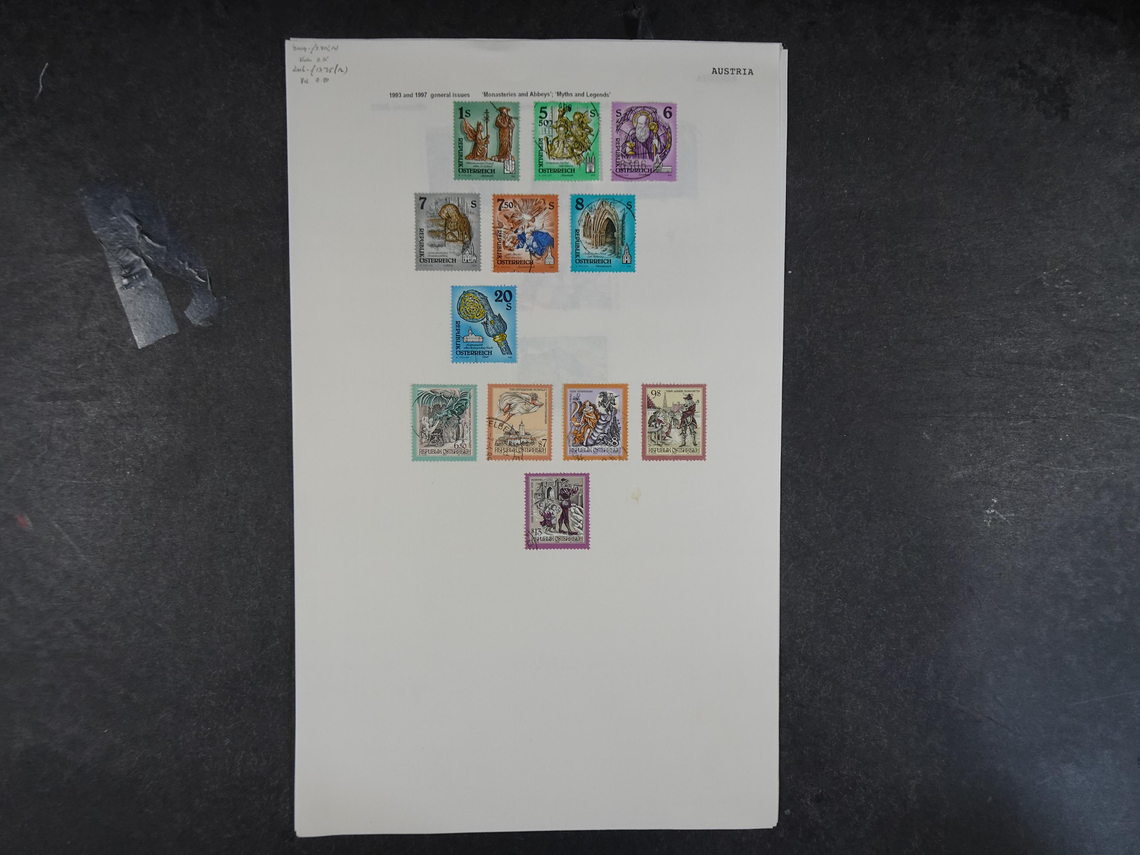 Doos met velerlei verrassingen waar onder betere zegels.
FUNDGRUBE. 98