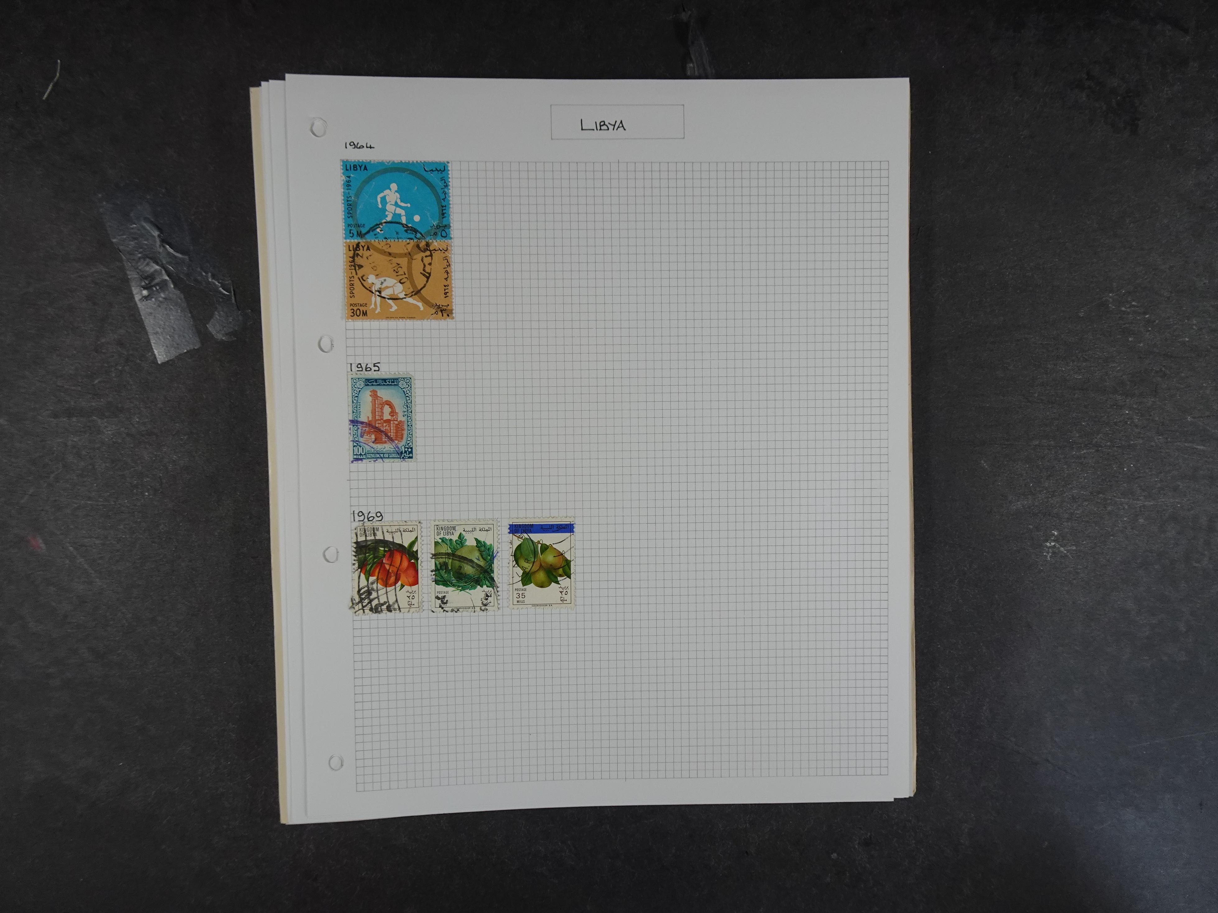 Doos met velerlei verrassingen waar onder betere zegels.
FUNDGRUBE. 104