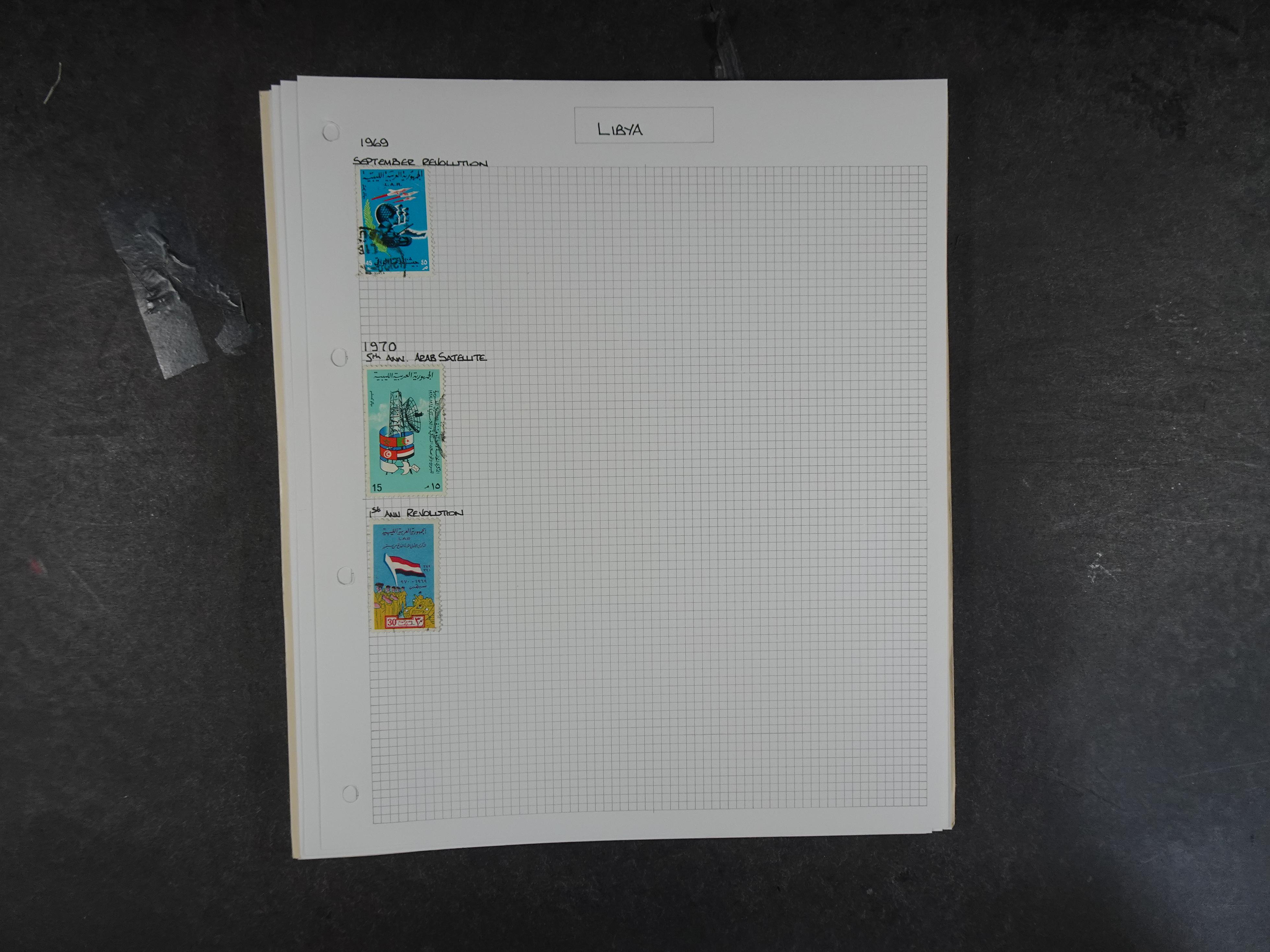 Doos met velerlei verrassingen waar onder betere zegels.
FUNDGRUBE. 105