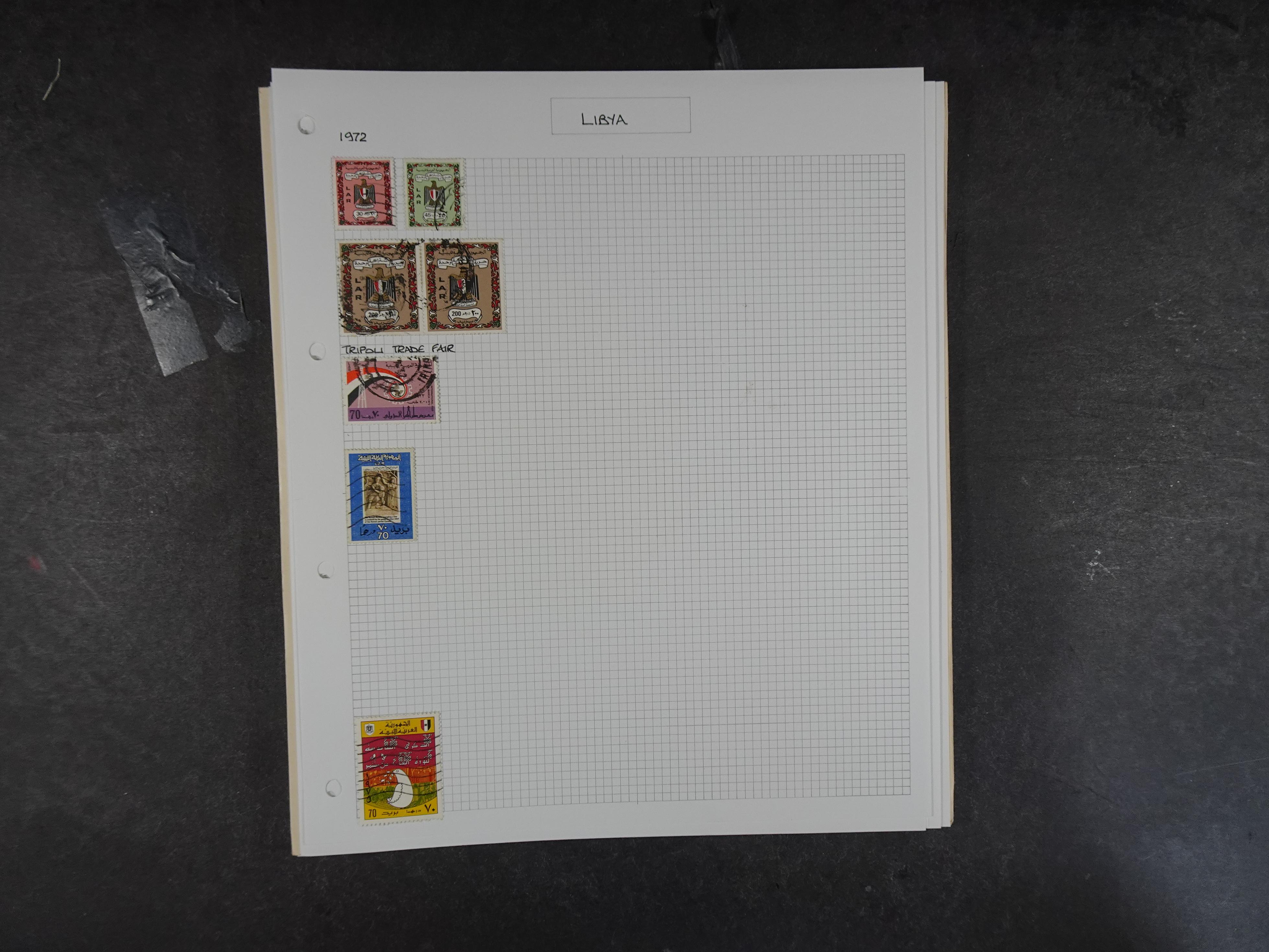 Doos met velerlei verrassingen waar onder betere zegels.
FUNDGRUBE. 106