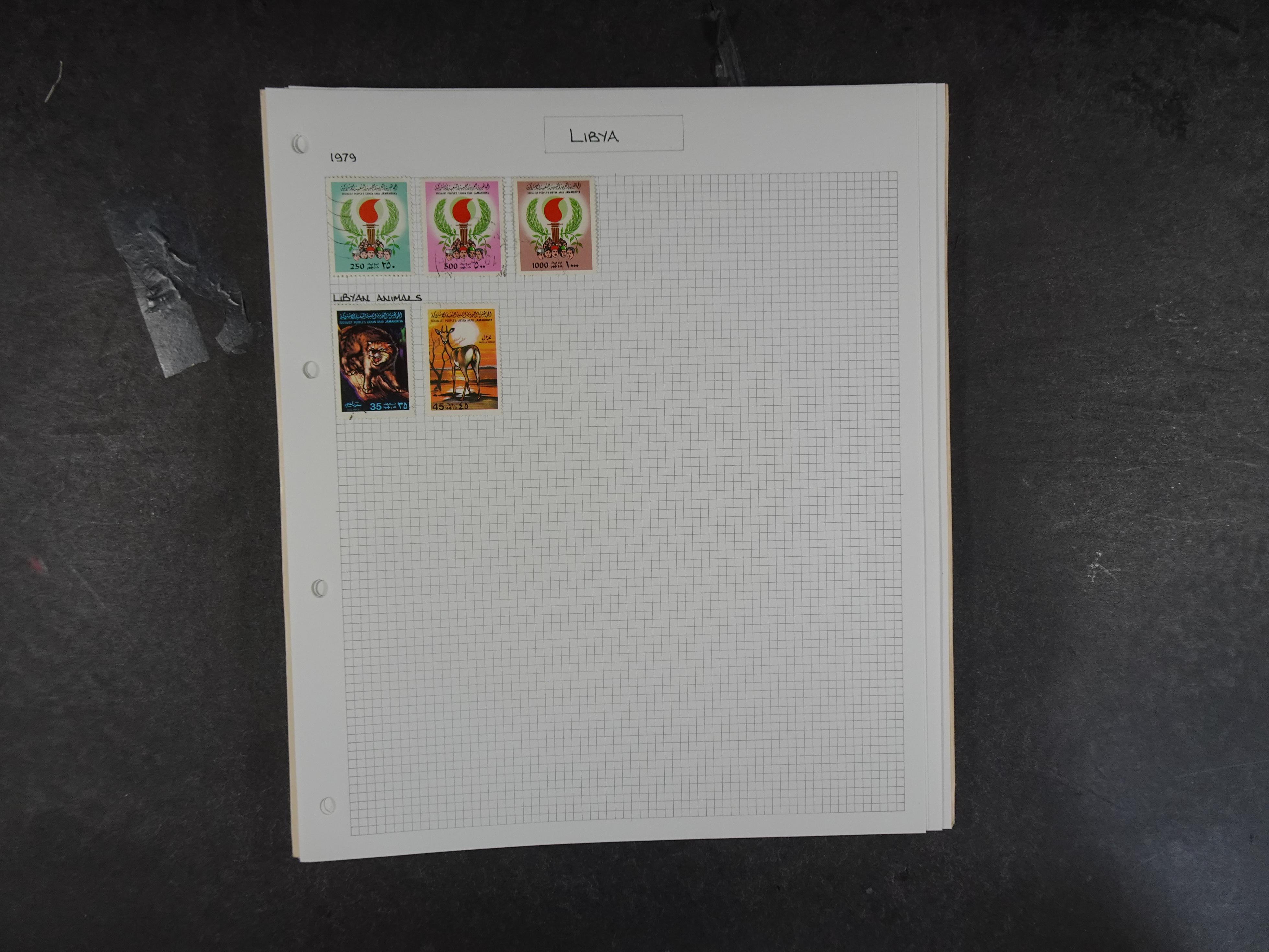 Doos met velerlei verrassingen waar onder betere zegels.
FUNDGRUBE. 107