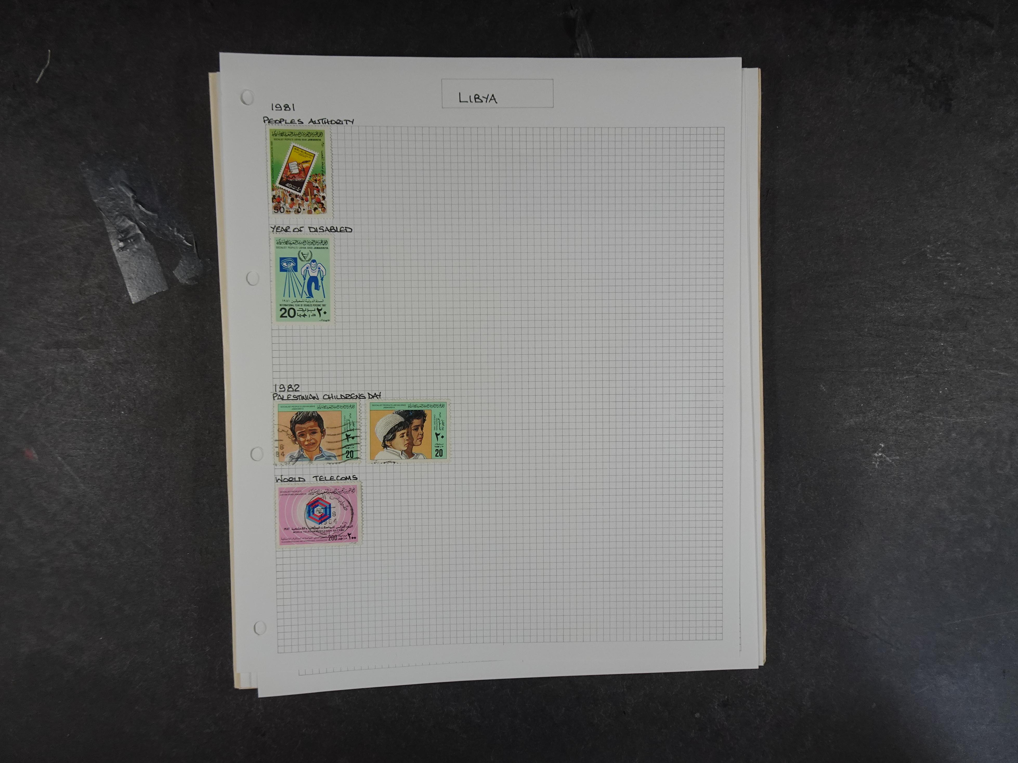 Doos met velerlei verrassingen waar onder betere zegels.
FUNDGRUBE. 108