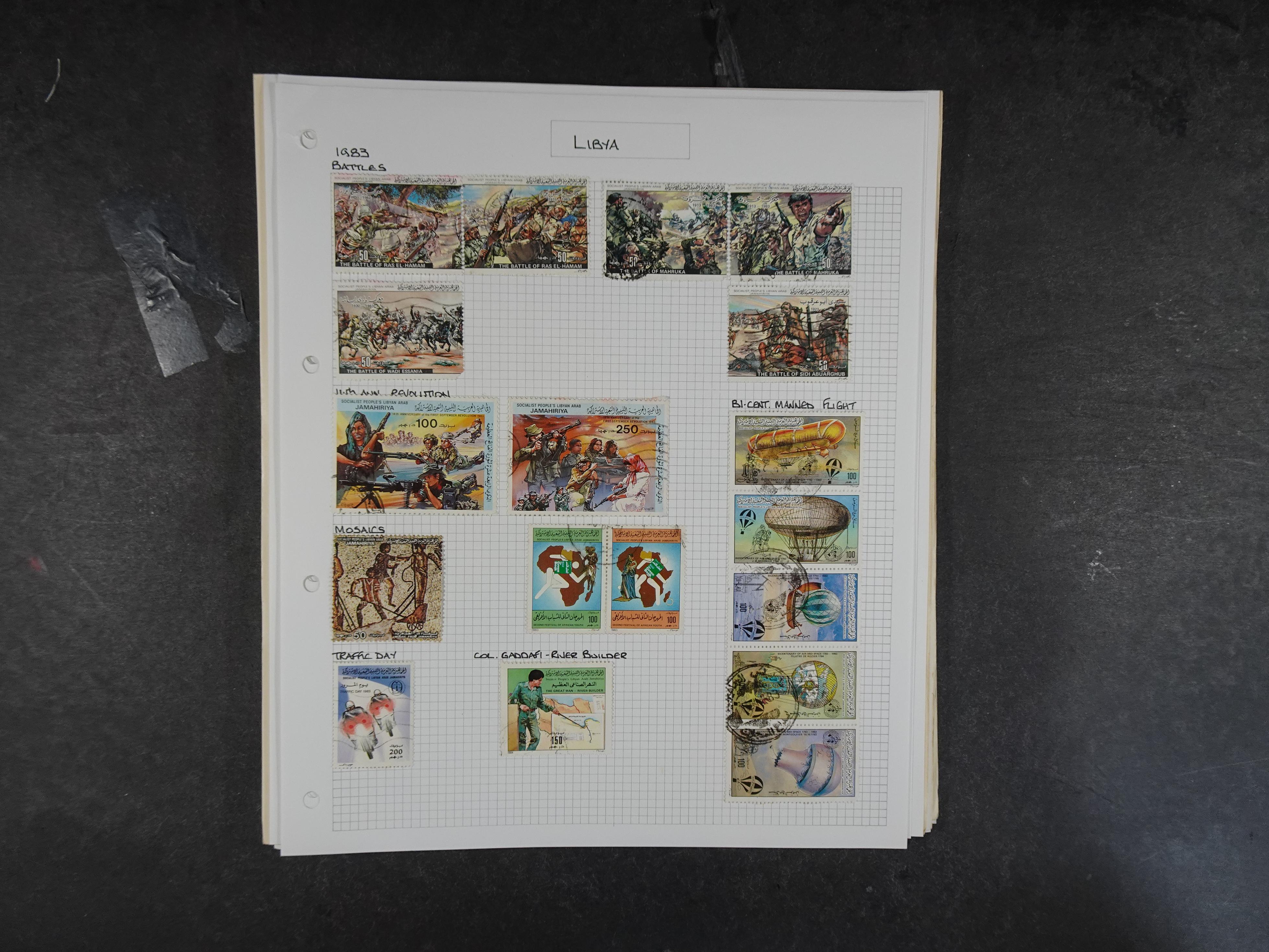 Doos met velerlei verrassingen waar onder betere zegels.
FUNDGRUBE. 109