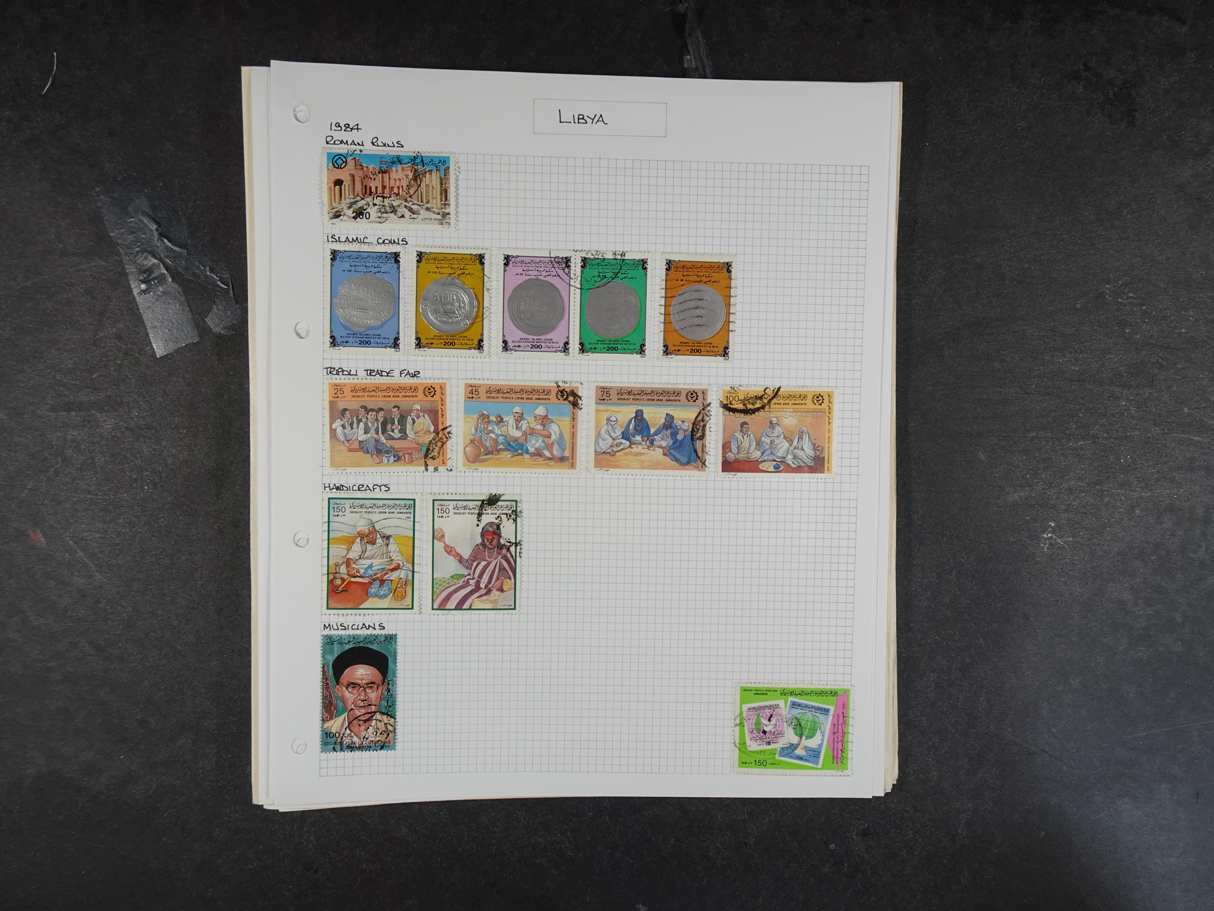 Doos met velerlei verrassingen waar onder betere zegels.
FUNDGRUBE. 110