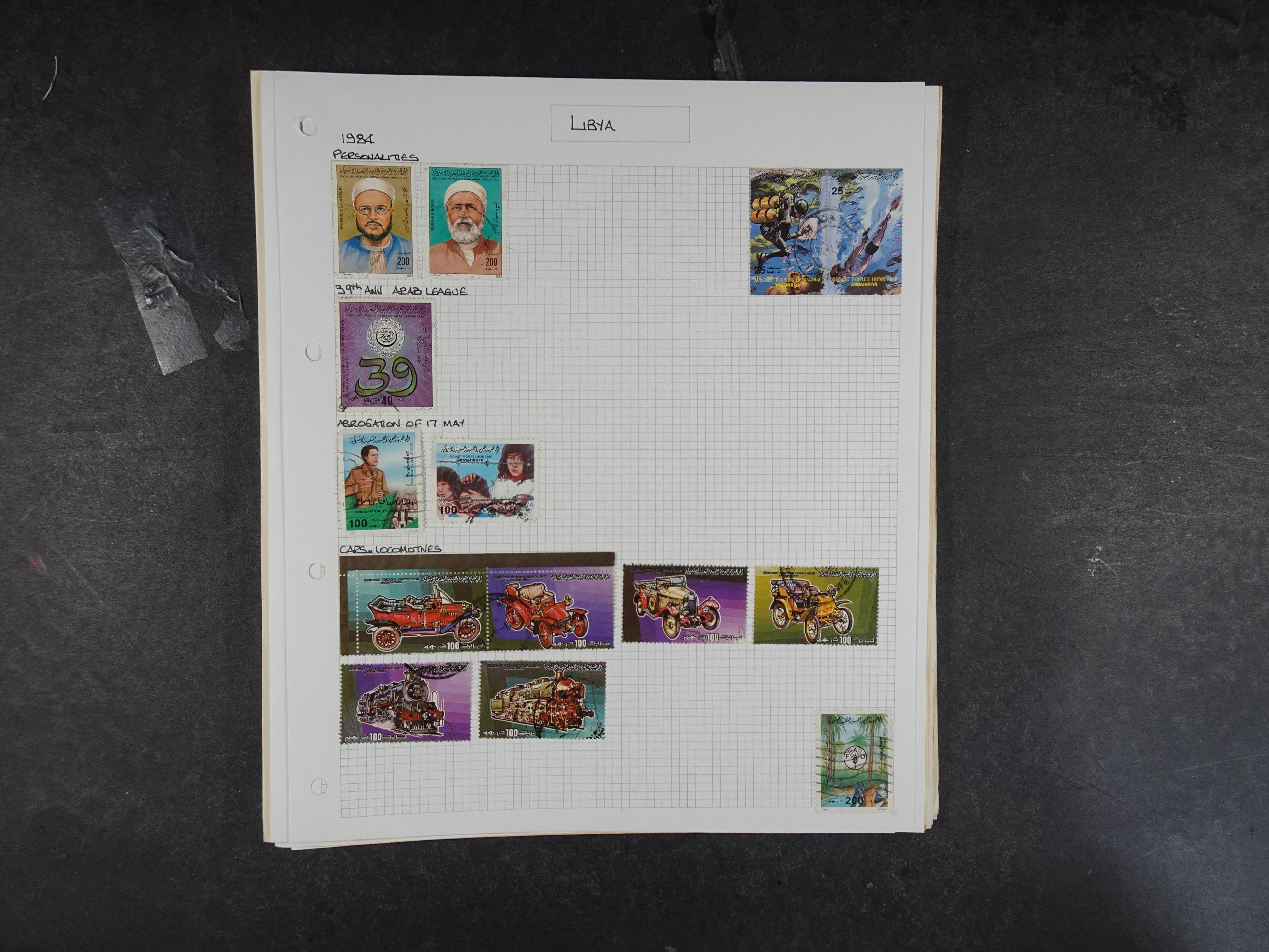 Doos met velerlei verrassingen waar onder betere zegels.
FUNDGRUBE. 111