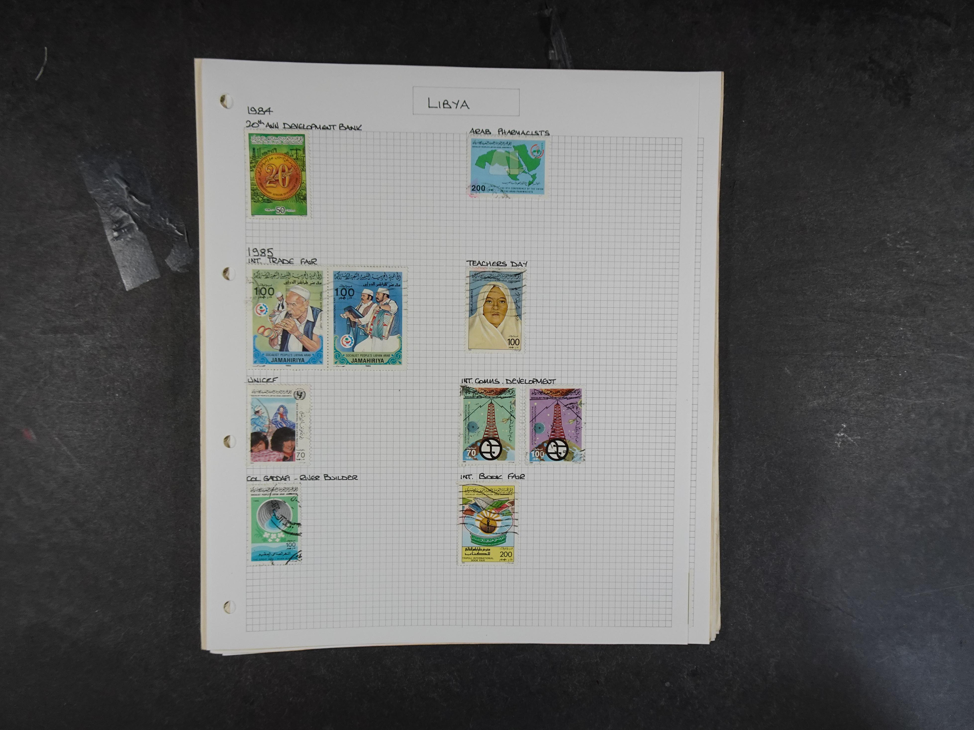 Doos met velerlei verrassingen waar onder betere zegels.
FUNDGRUBE. 112