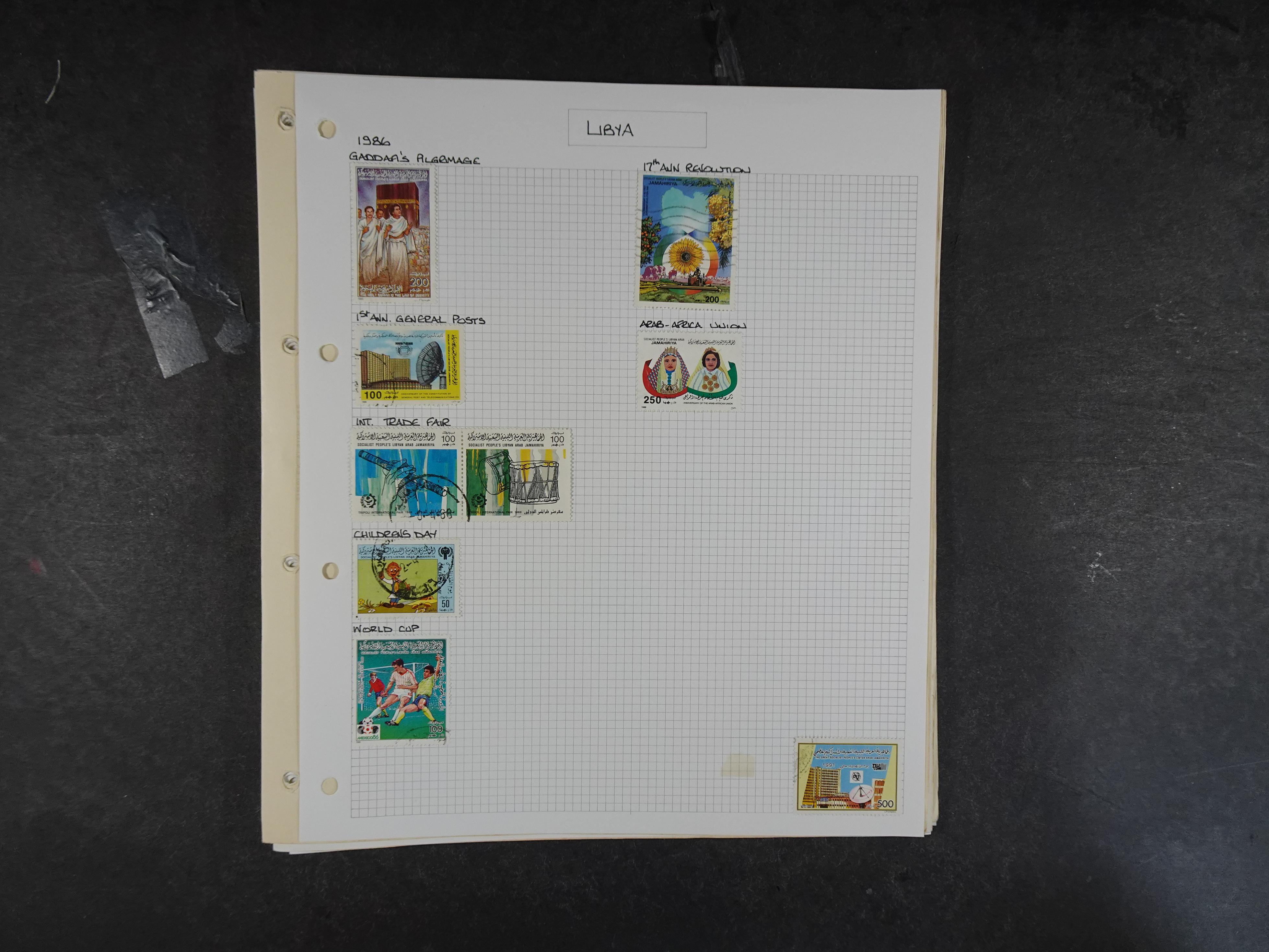 Doos met velerlei verrassingen waar onder betere zegels.
FUNDGRUBE. 113