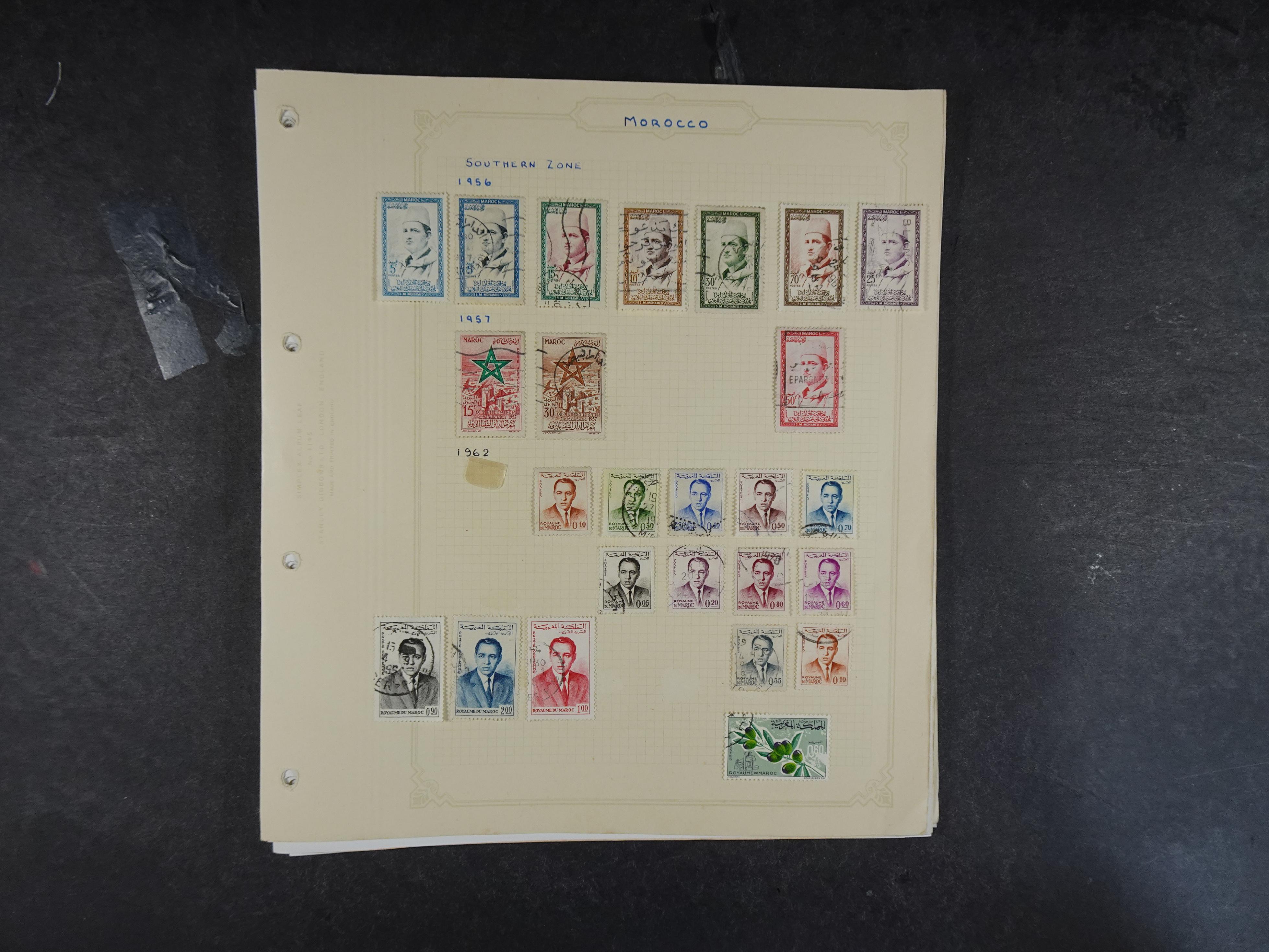 Doos met velerlei verrassingen waar onder betere zegels.
FUNDGRUBE. 114