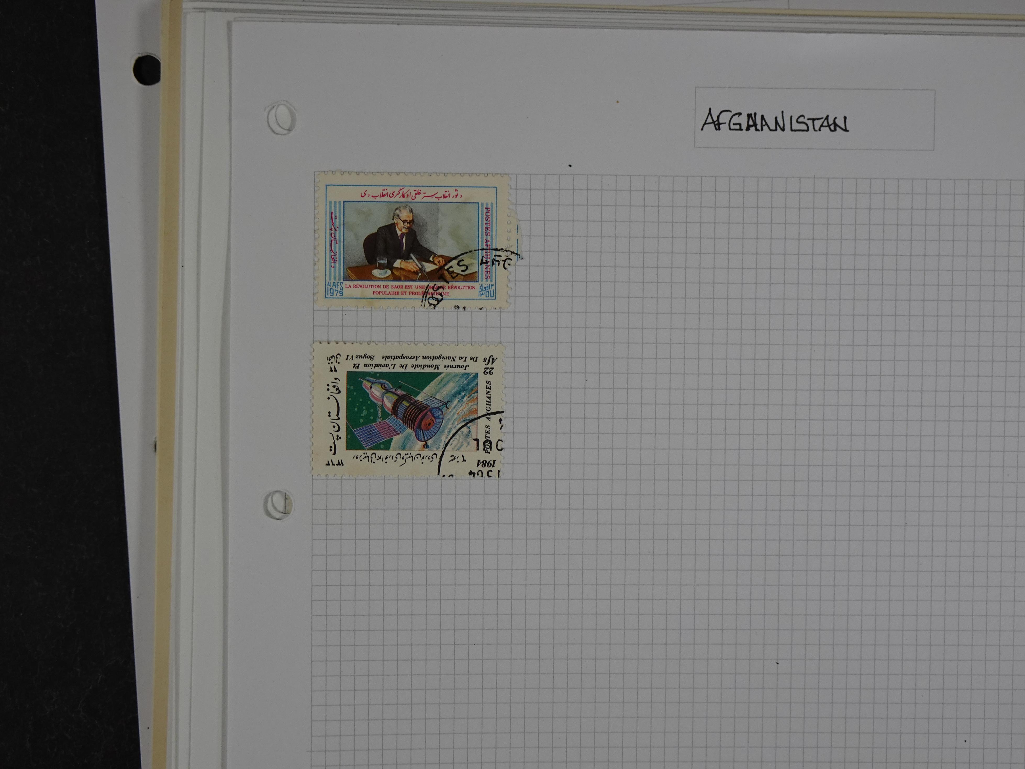 Doos met velerlei verrassingen waar onder betere zegels.
FUNDGRUBE. 123