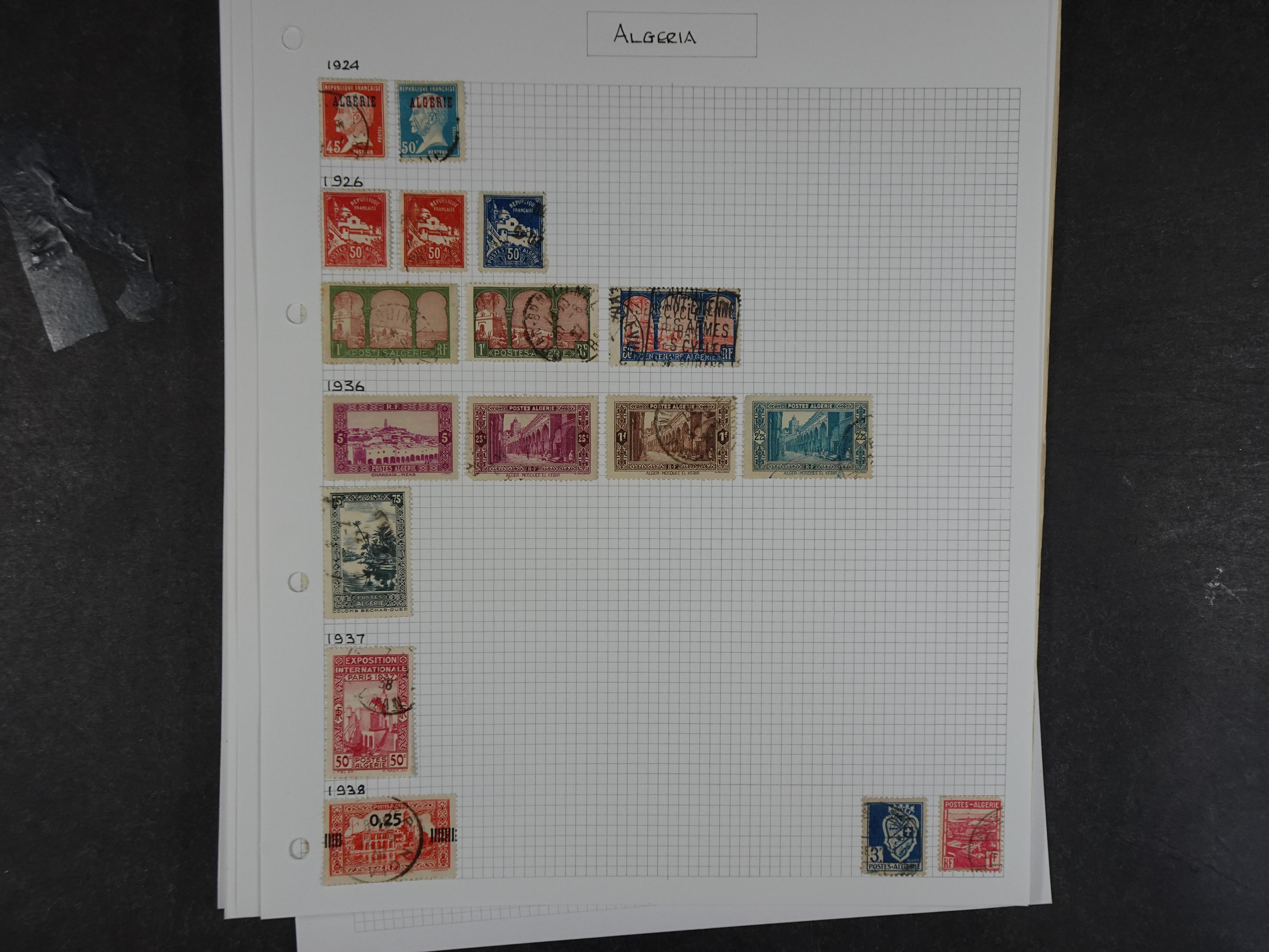 Doos met velerlei verrassingen waar onder betere zegels.
FUNDGRUBE. 124