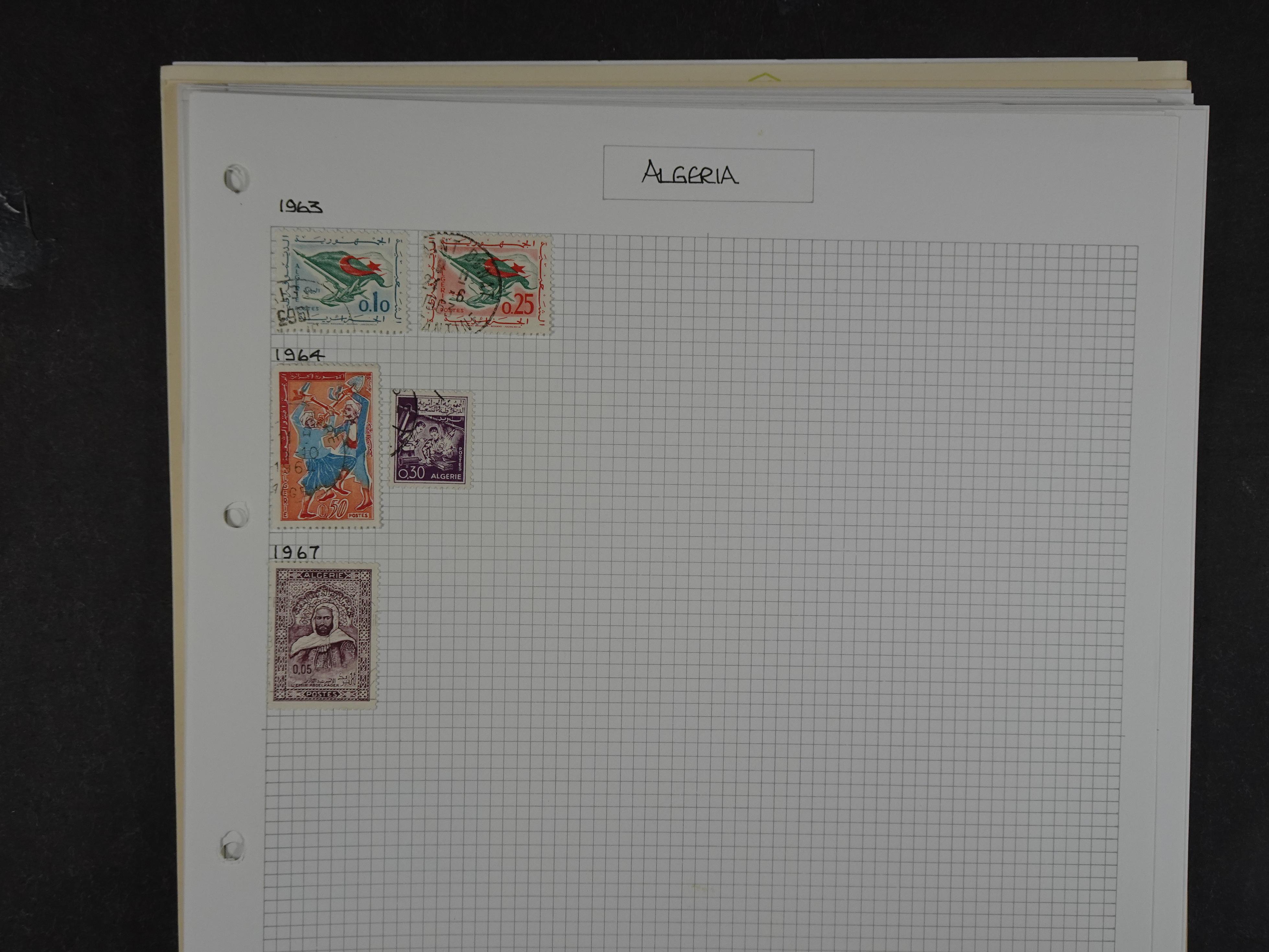 Doos met velerlei verrassingen waar onder betere zegels.
FUNDGRUBE. 126